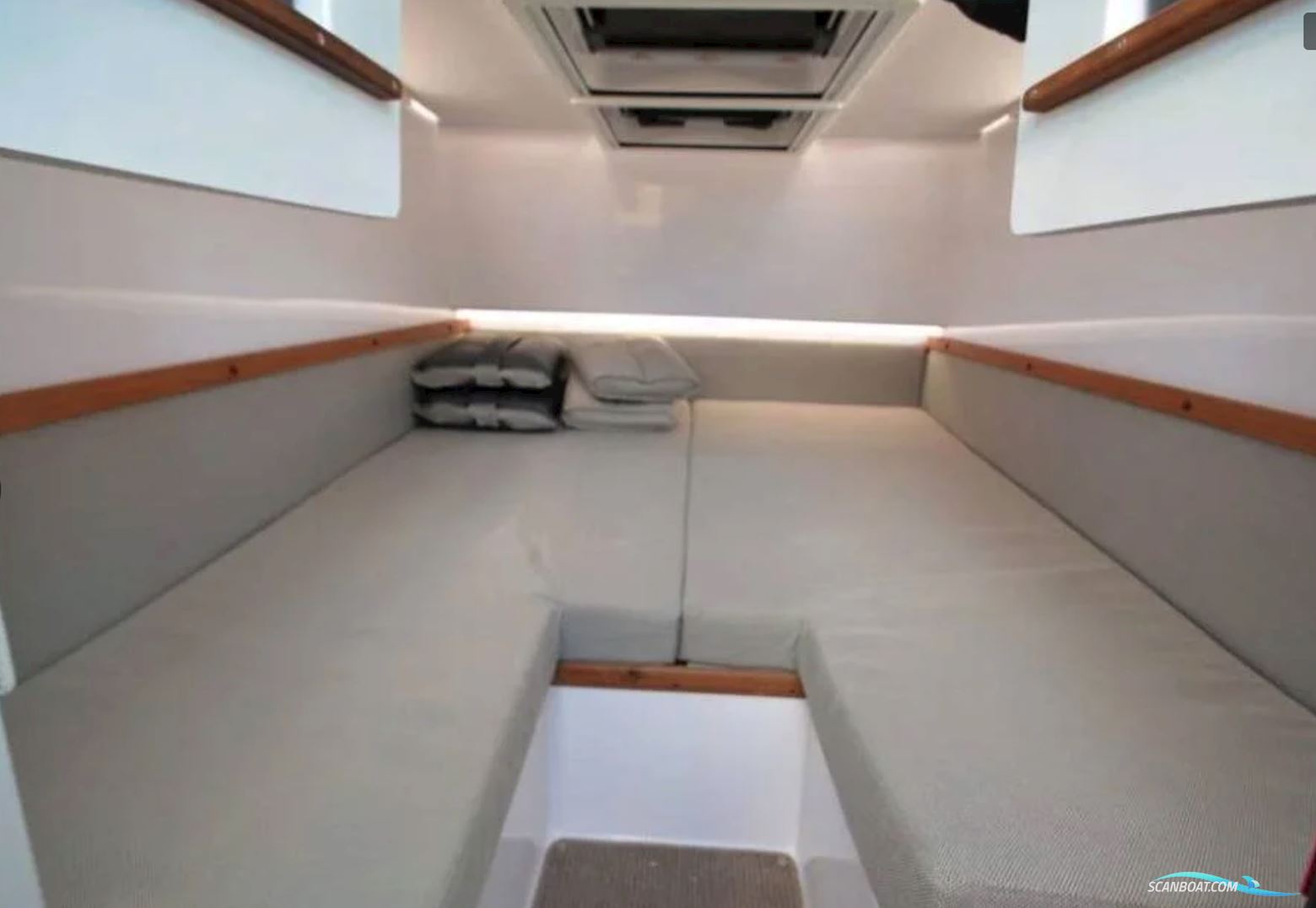Axopar 37 Cabin Aft Cabin