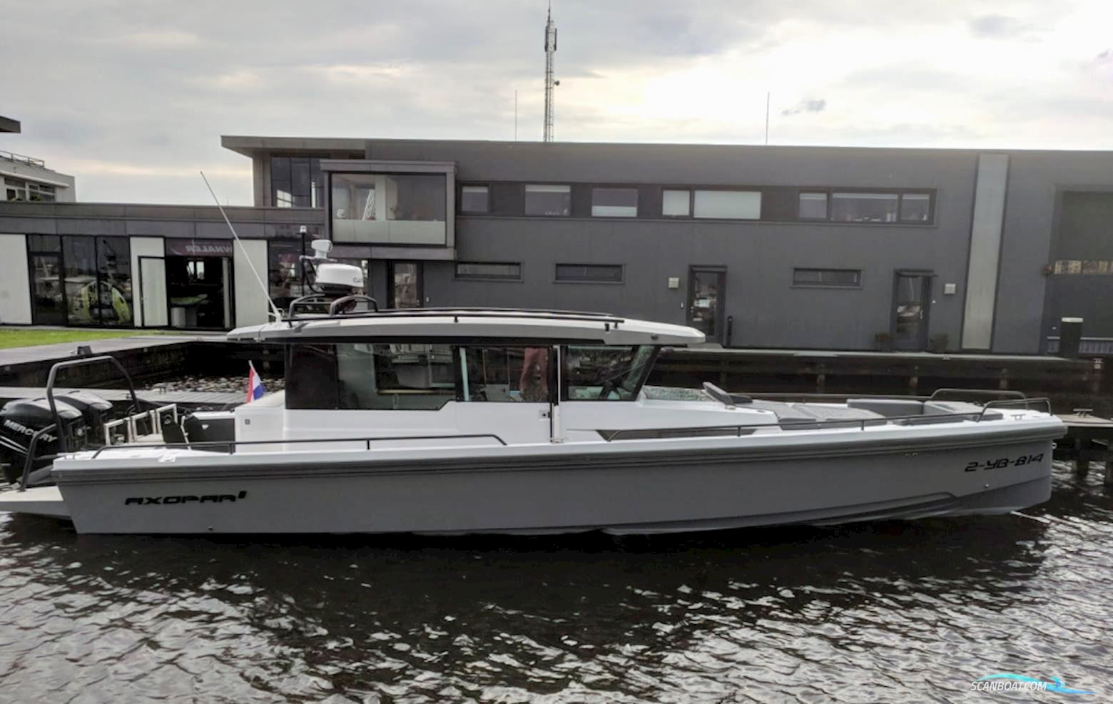 Axopar 37 Cabin