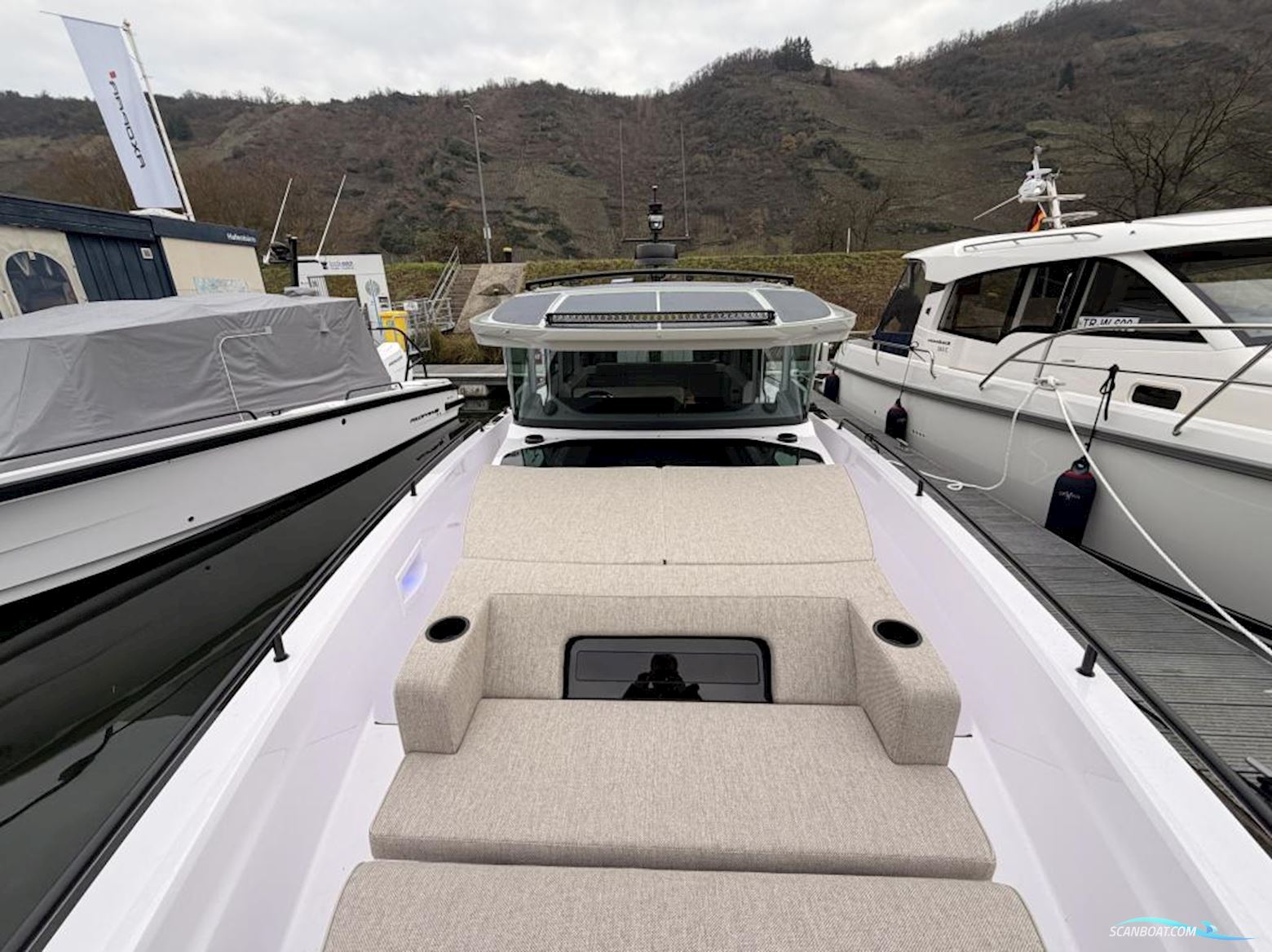 Axopar 37 Cross Cabin - U-Sofa