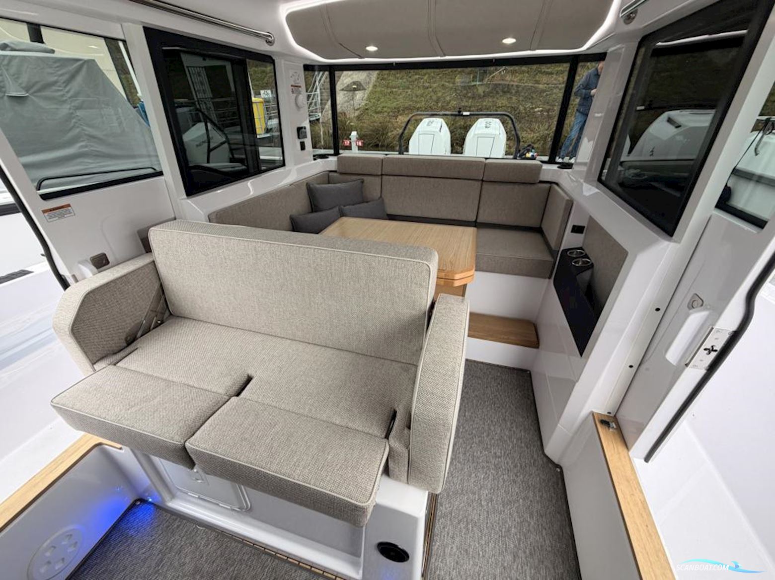 Axopar 37 Cross Cabin - U-Sofa