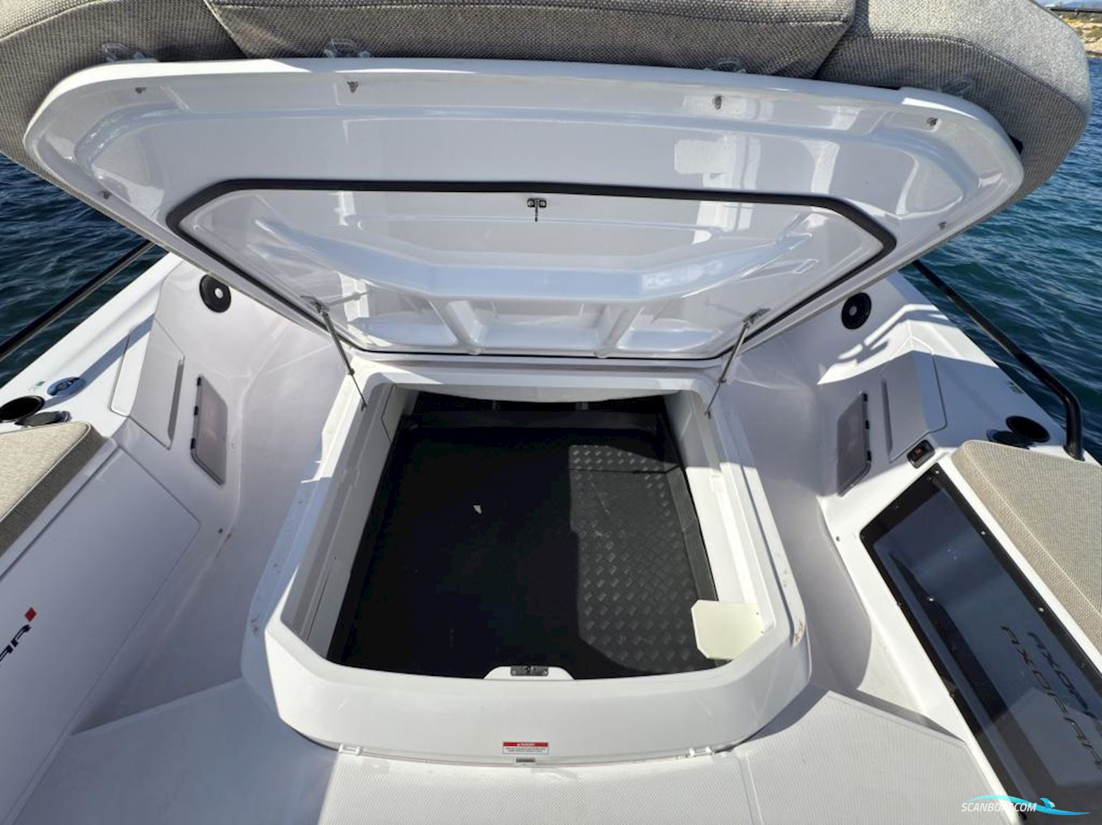 AXOPAR 37 Cross Cabin