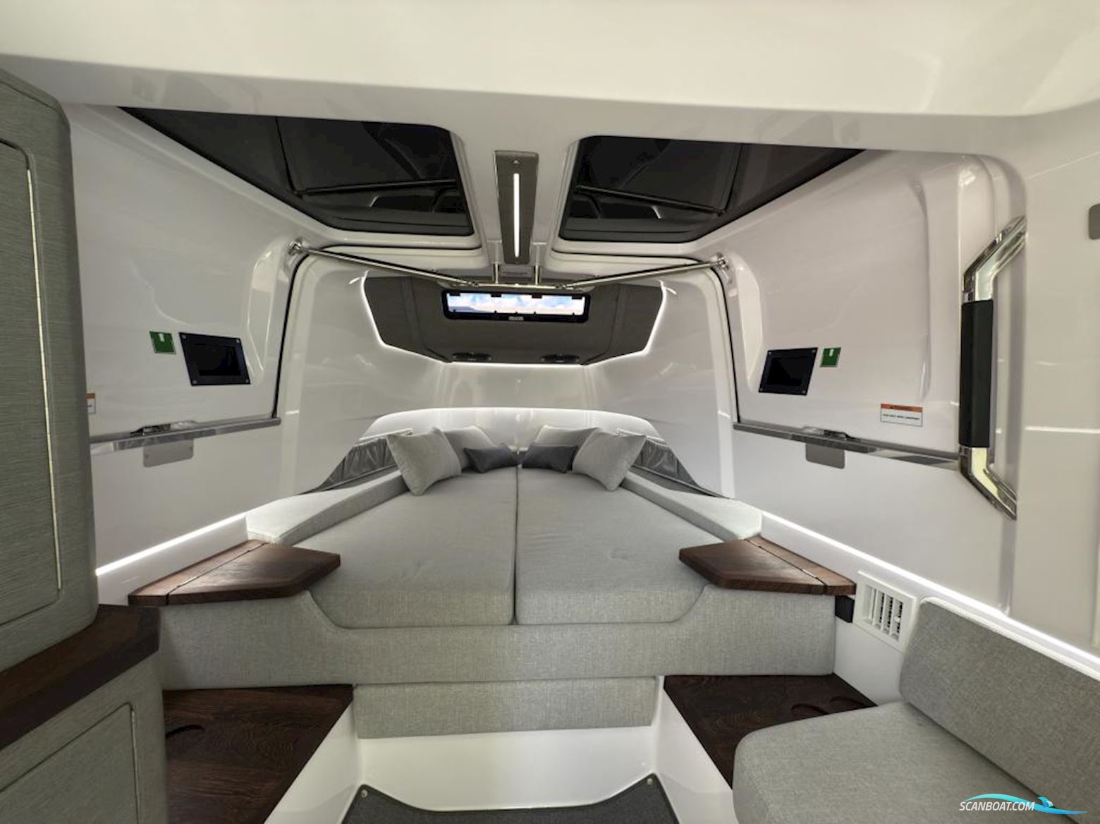 AXOPAR 37 Cross Cabin