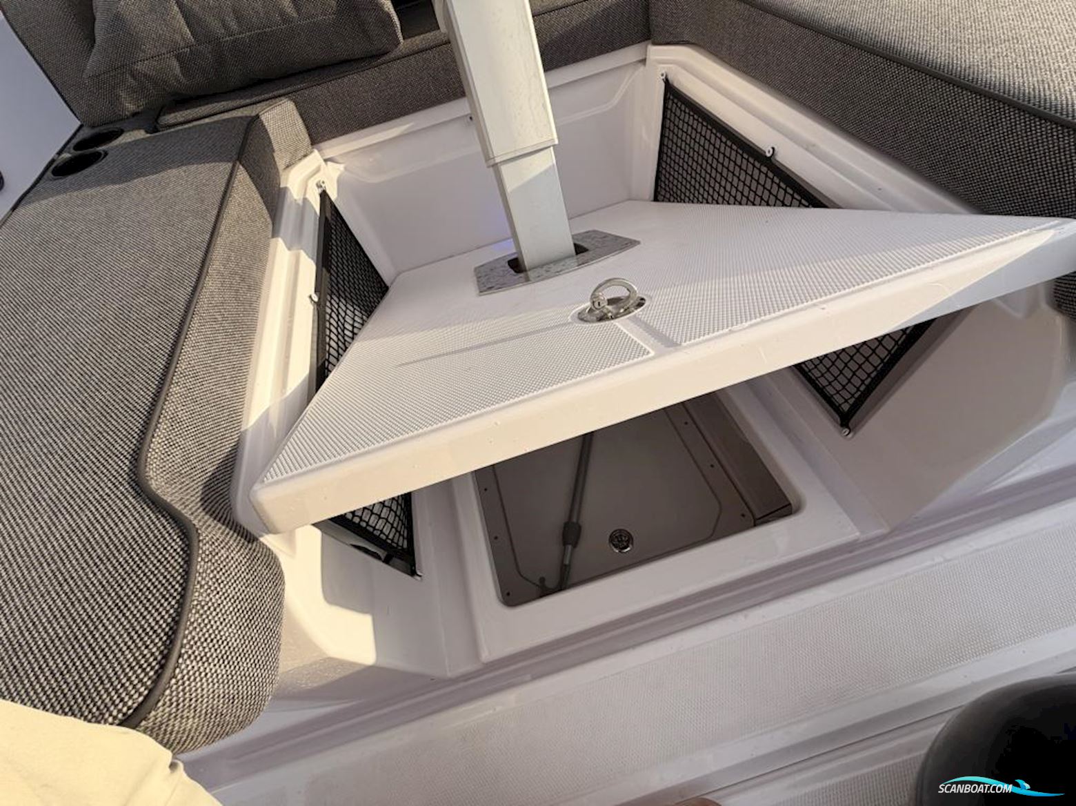 Axopar 37 Cross Cabin