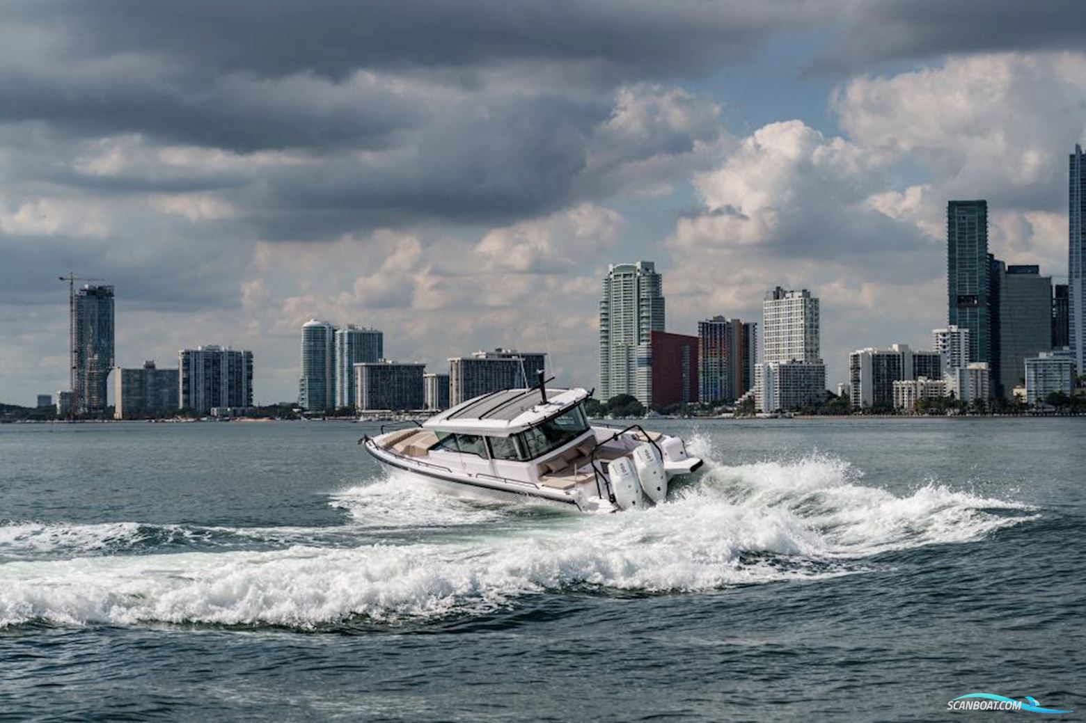 AXOPAR 37 Cross Cabin