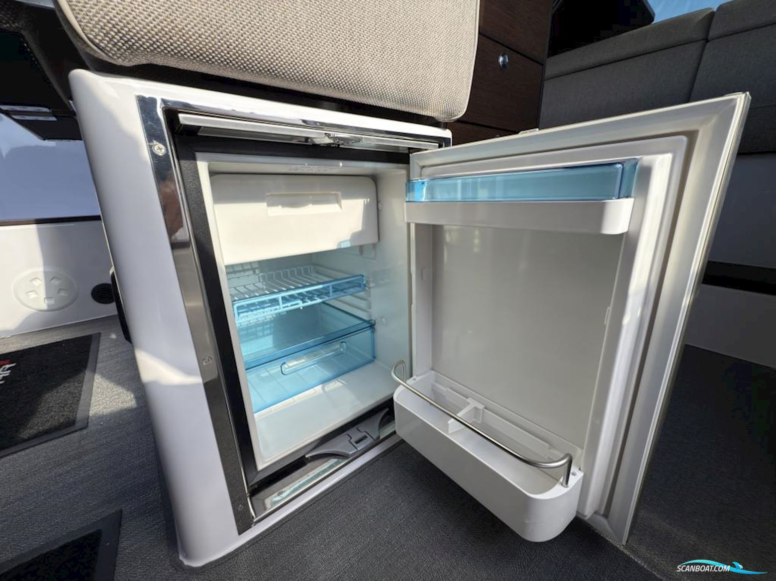 Axopar 37 Cross Cabin