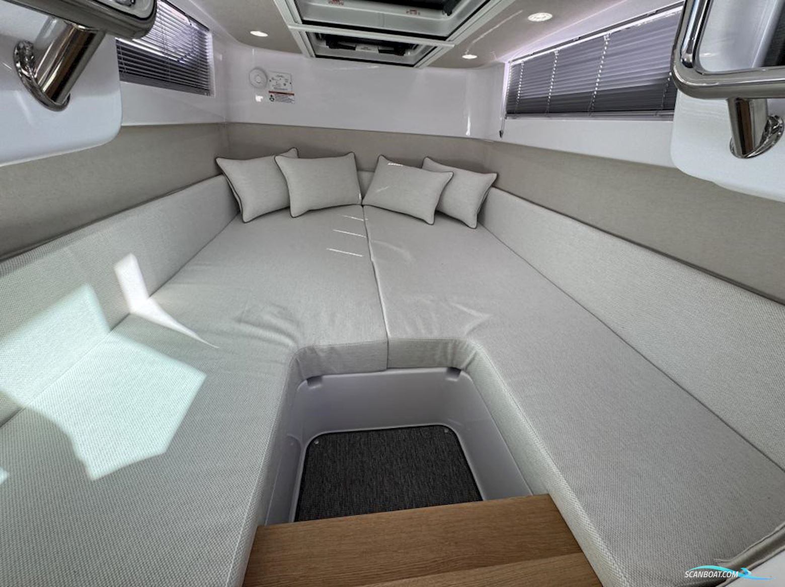 Axopar 37 Cross Cabin