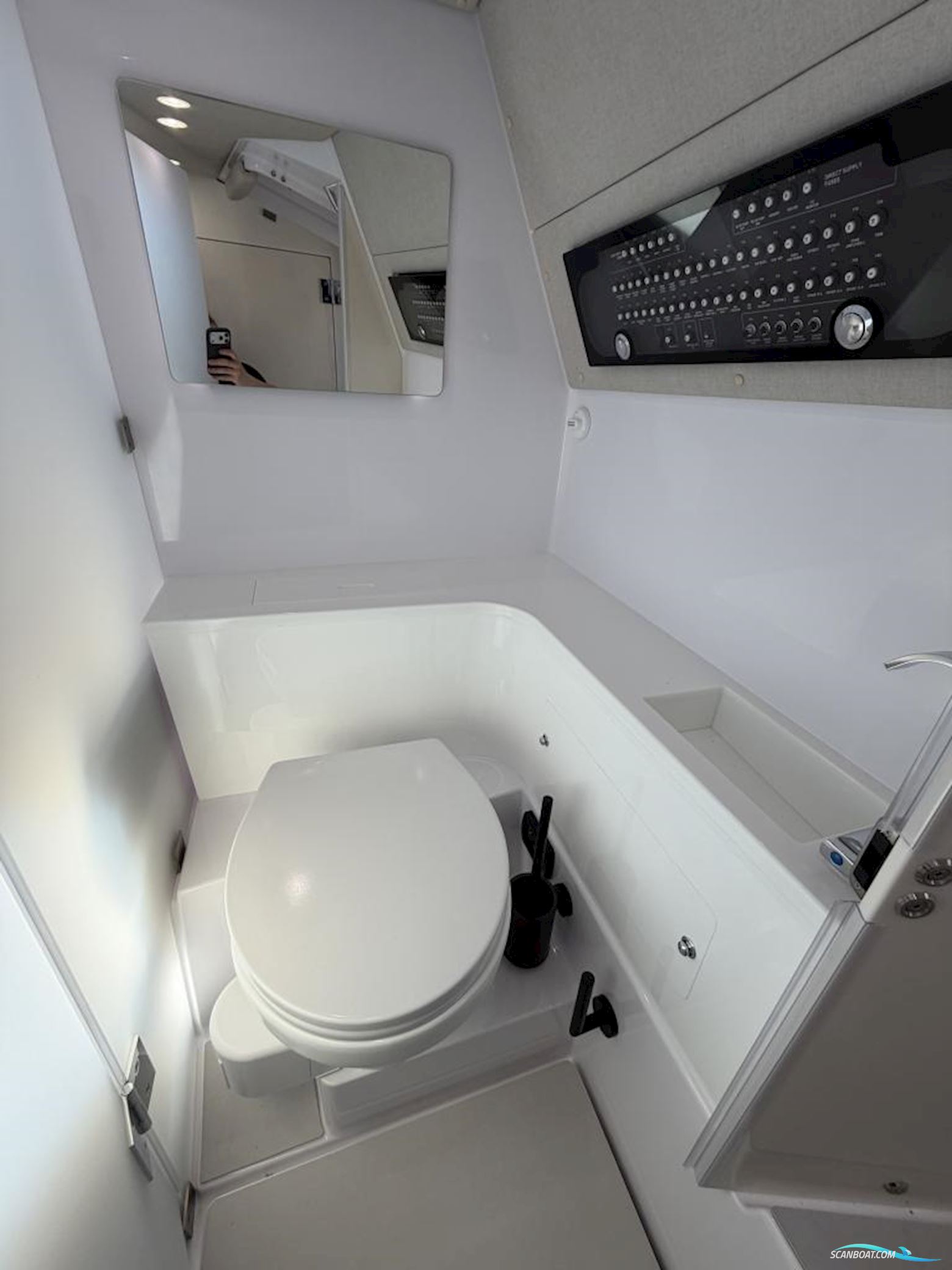 Axopar 37 Cross Cabin