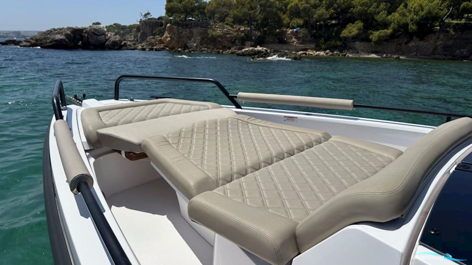 Axopar 37 Cross Cabin