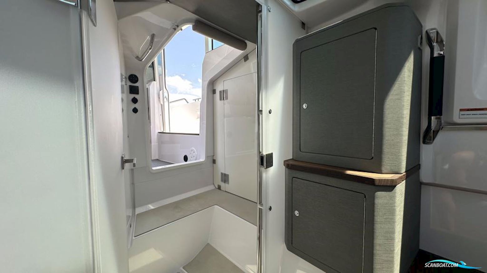 Axopar 37 Cross Cabin
