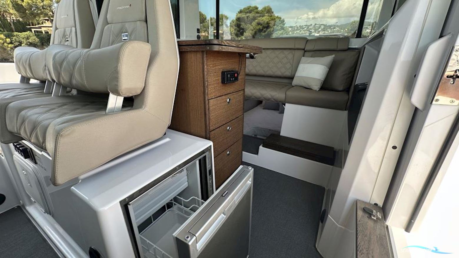 Axopar 37 Cross Cabin