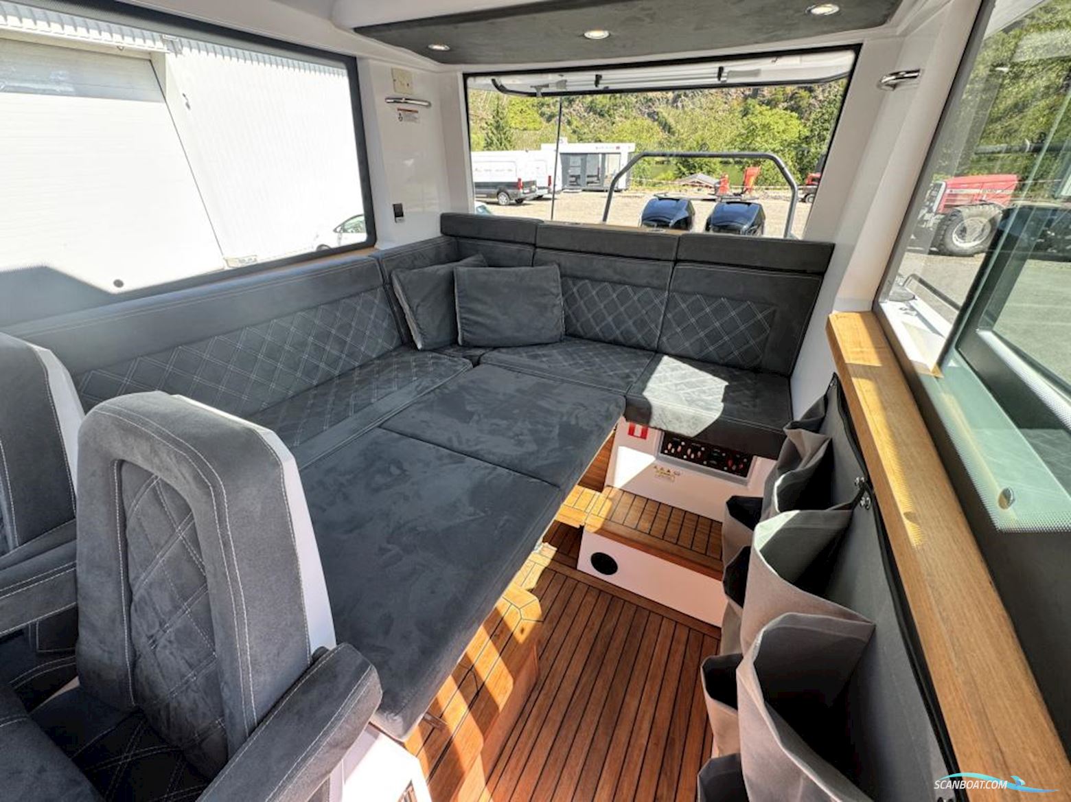 AXOPAR 37 Cross Cabin