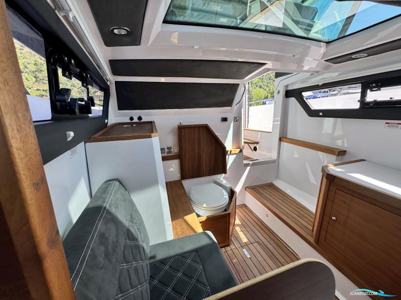 AXOPAR 37 Cross Cabin