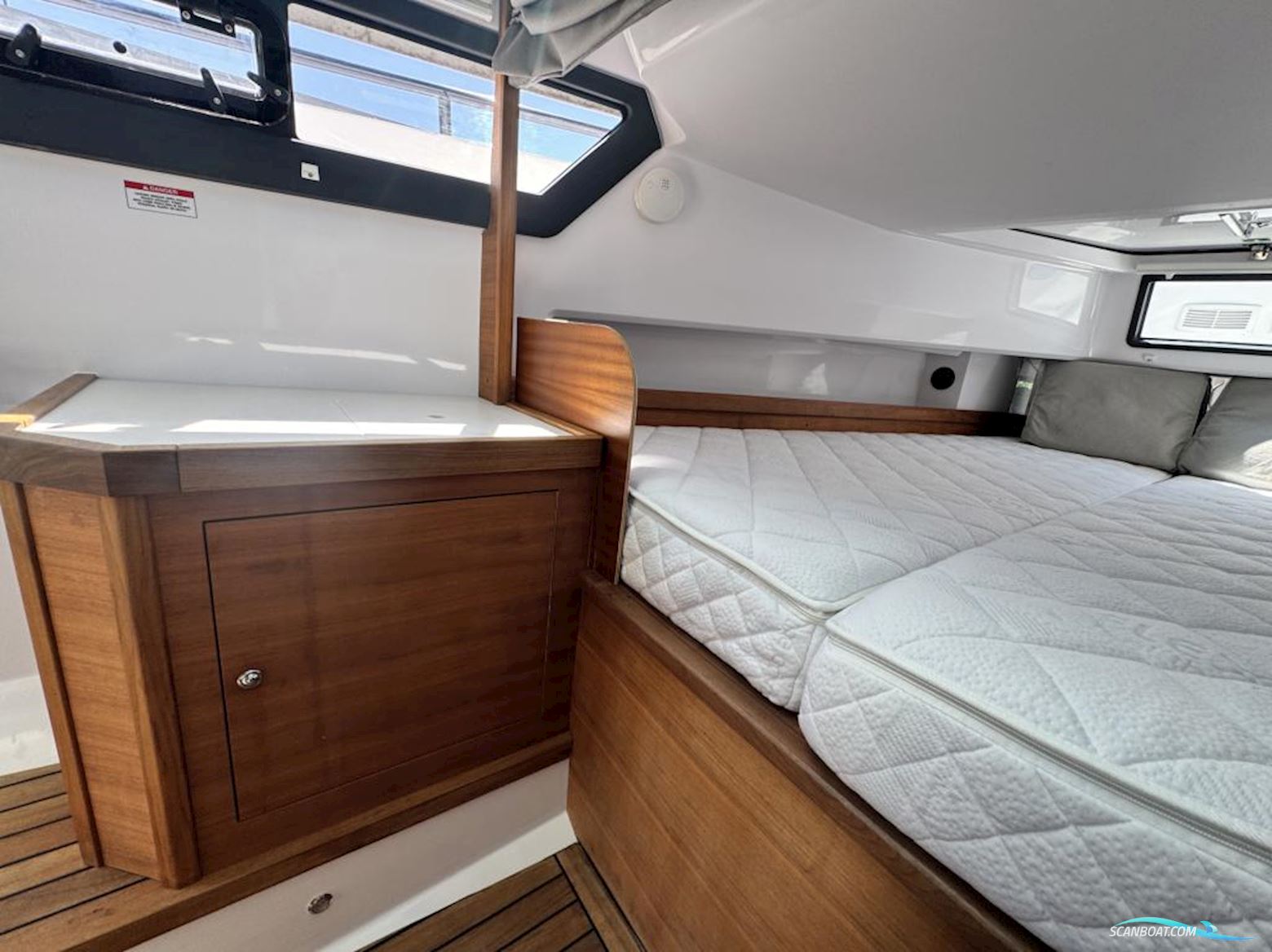 AXOPAR 37 Cross Cabin
