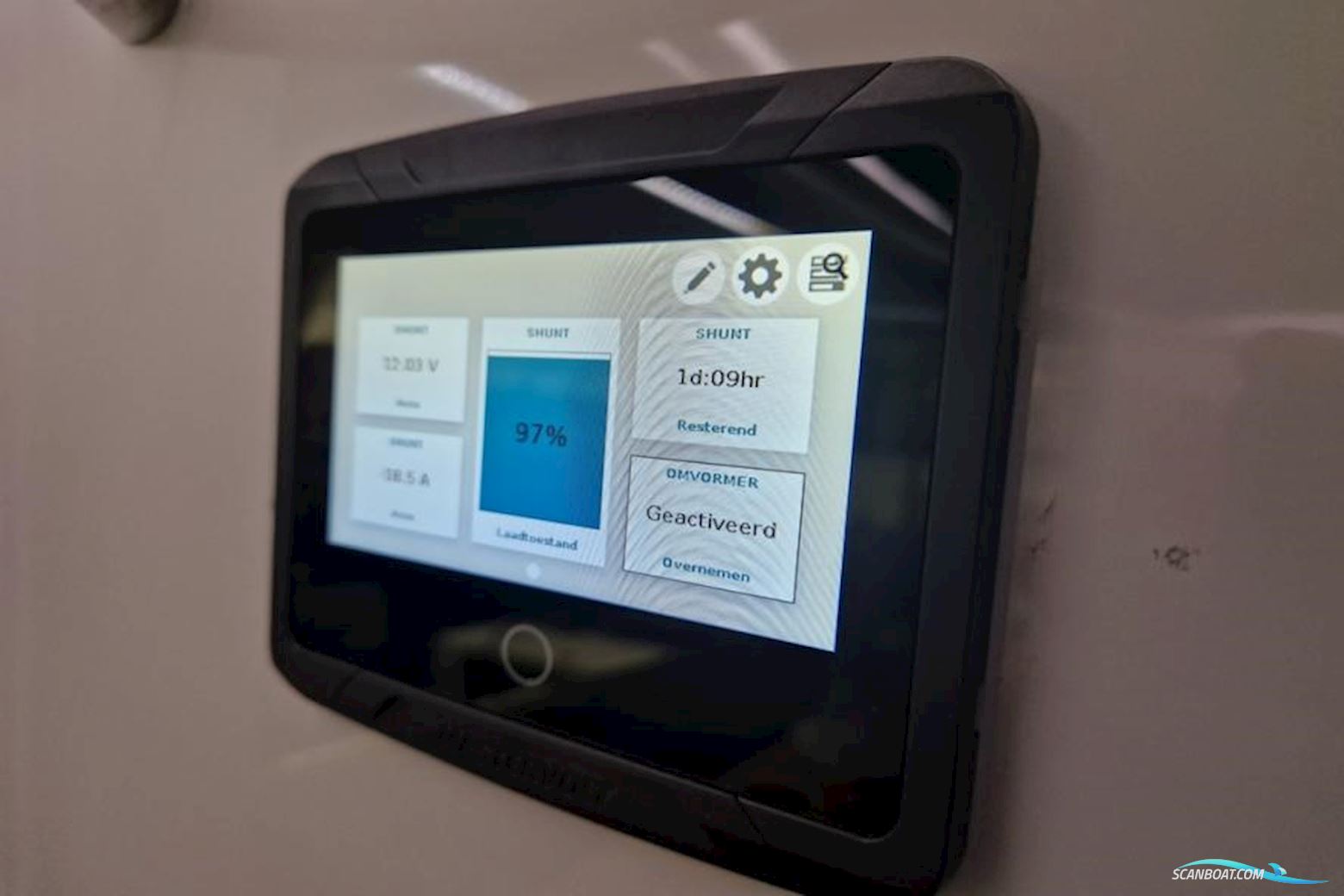 AXOPAR 37 Sports Cabin