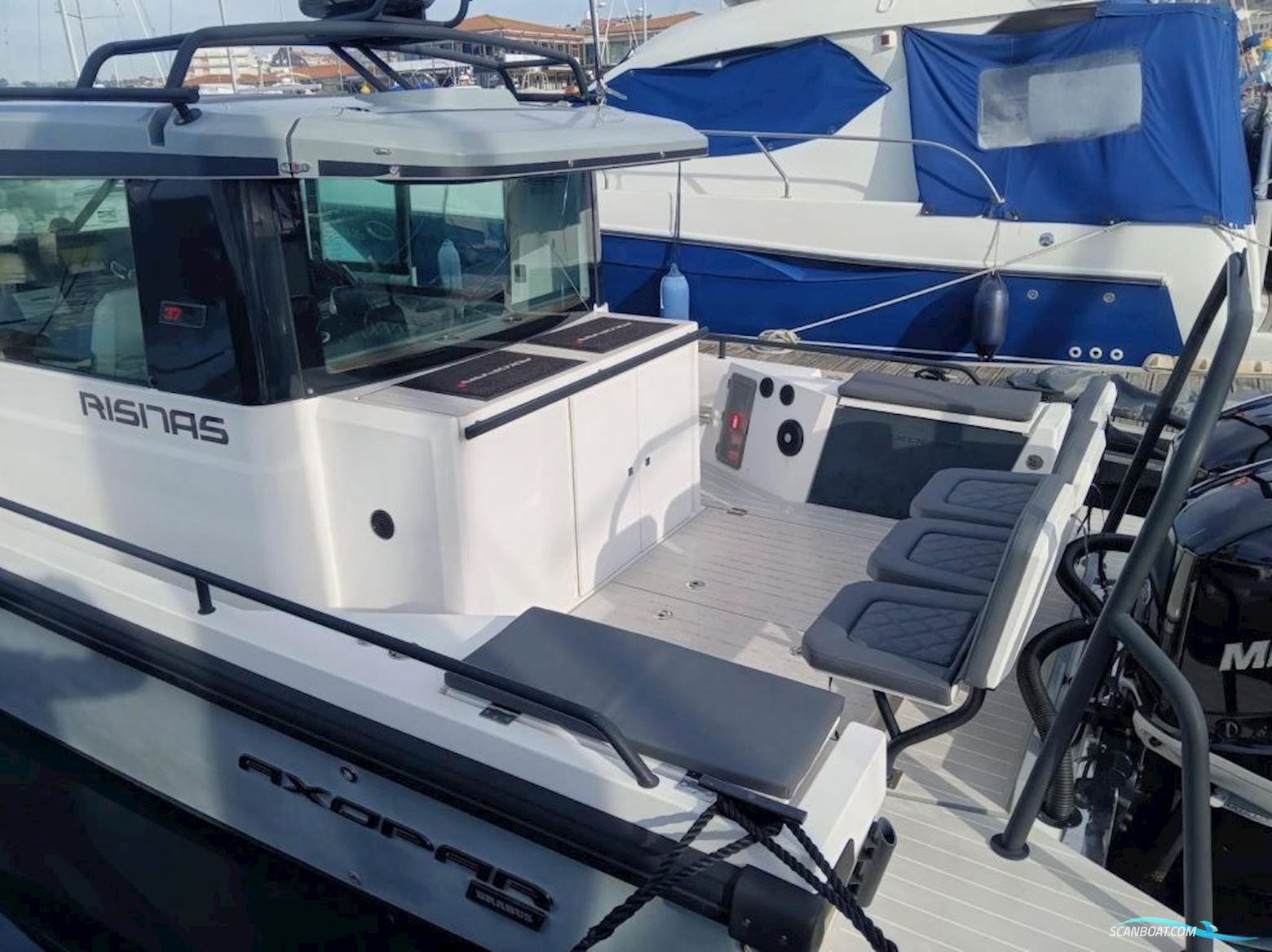 Axopar 37 Sports Cabin