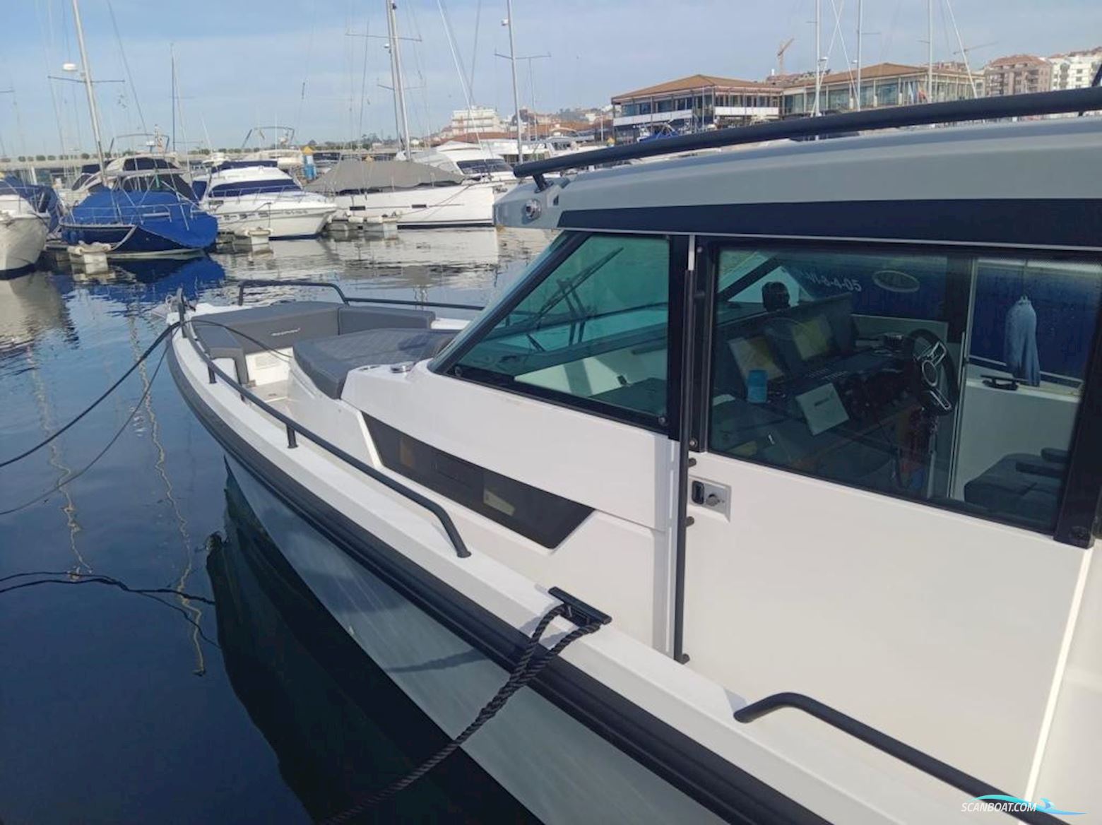 Axopar 37 Sports Cabin