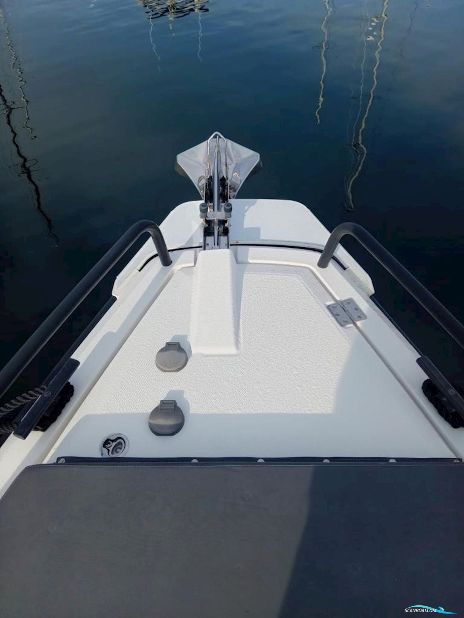 Axopar 37 Sports Cabin