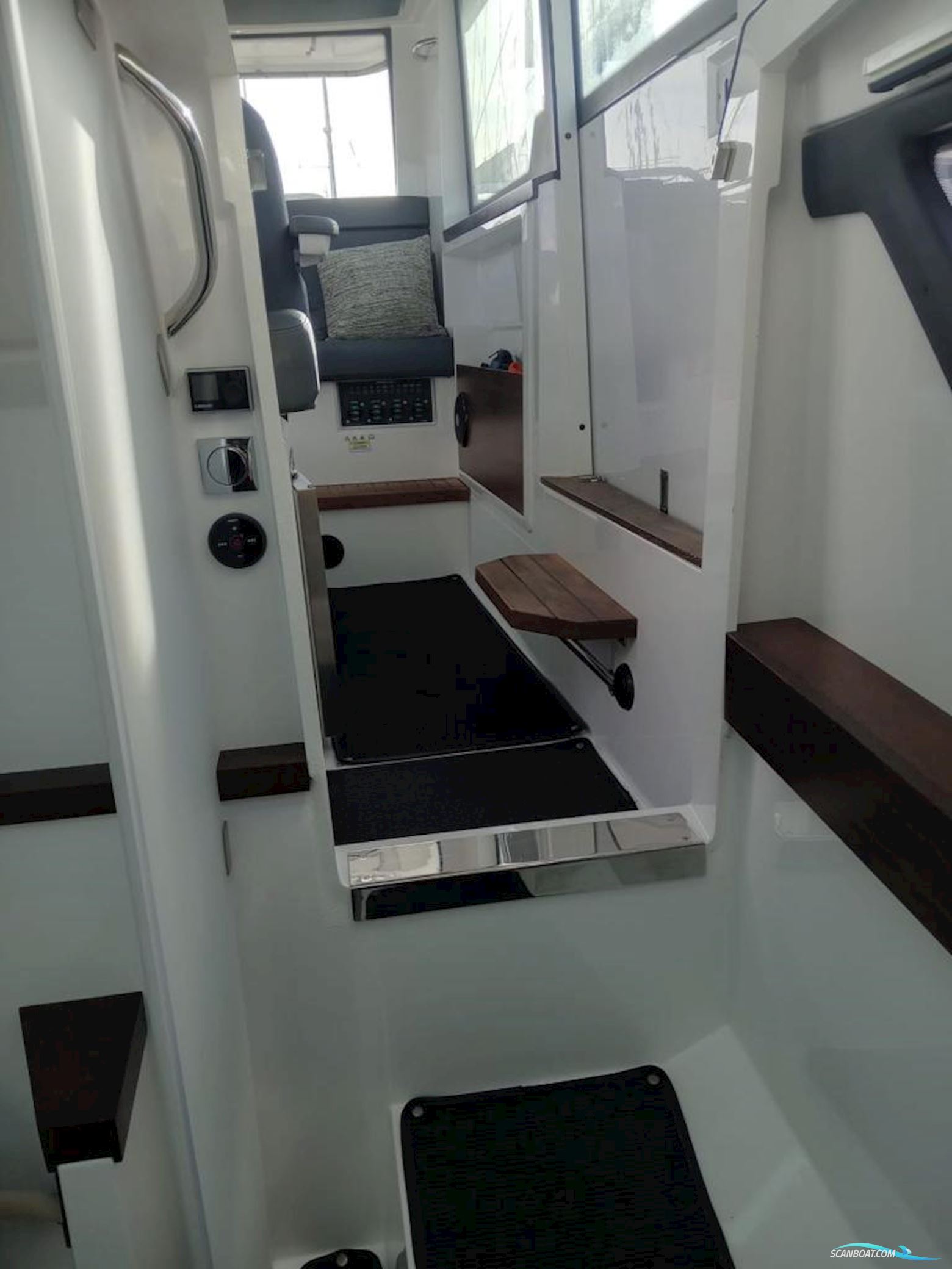 Axopar 37 Sports Cabin