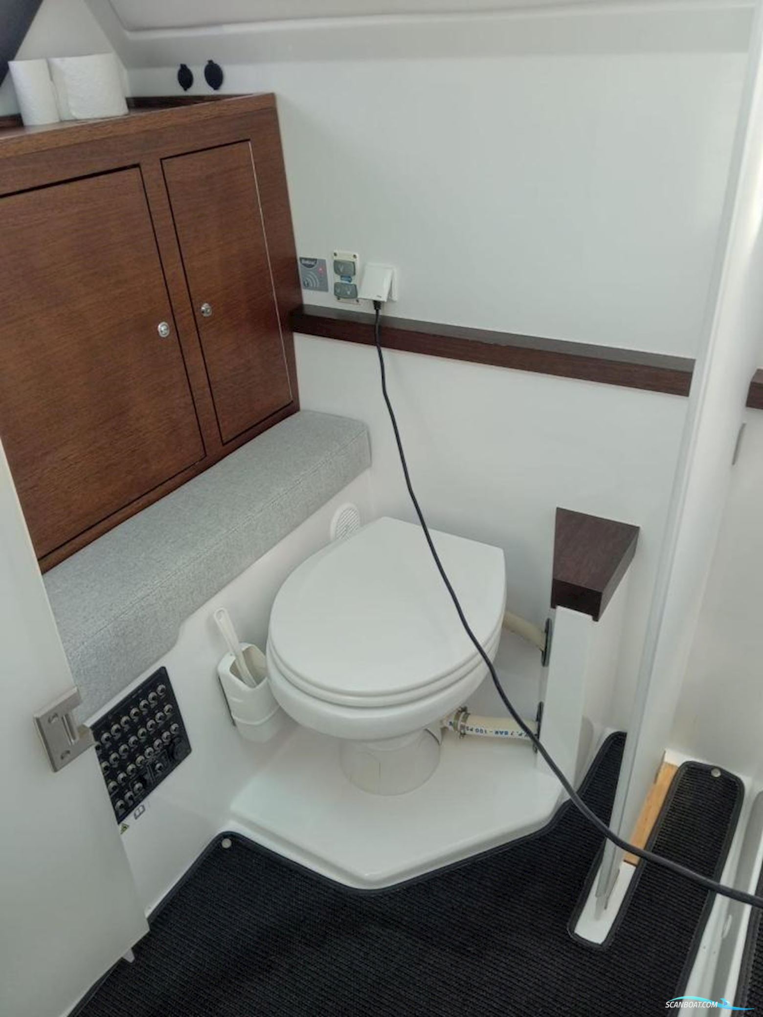 Axopar 37 Sports Cabin