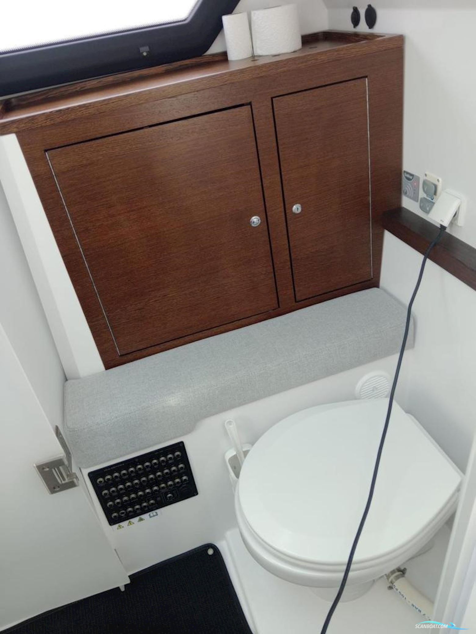 Axopar 37 Sports Cabin