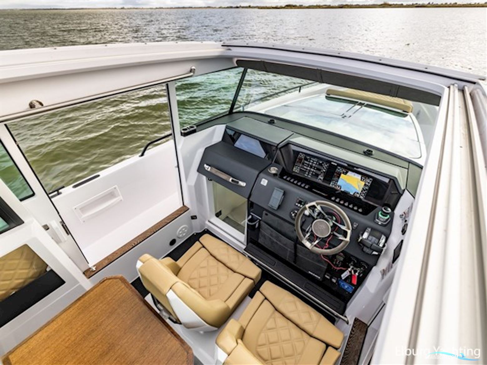 Axopar 37 XC Cross Cabin - Brabus