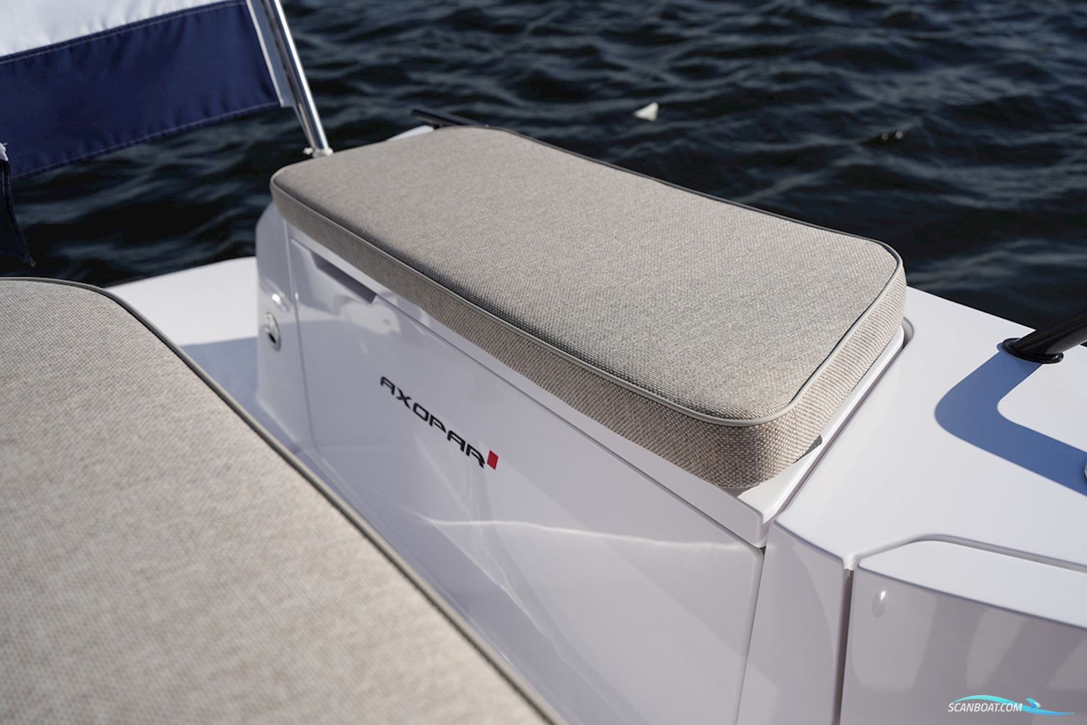 Axopar 37 XC Cross Cabin Mediterrana Edition