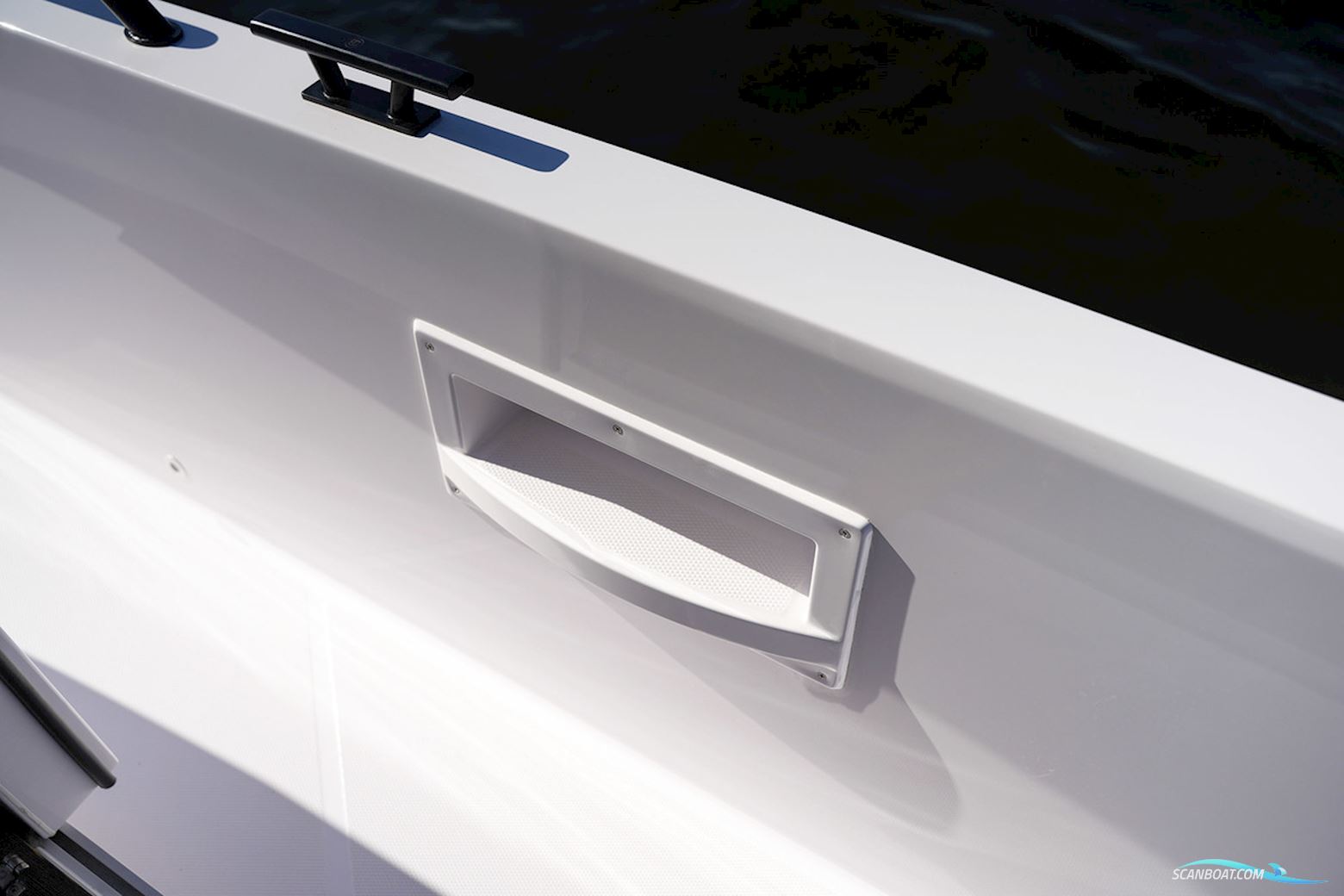 Axopar 37 XC Cross Cabin Mediterrana Edition