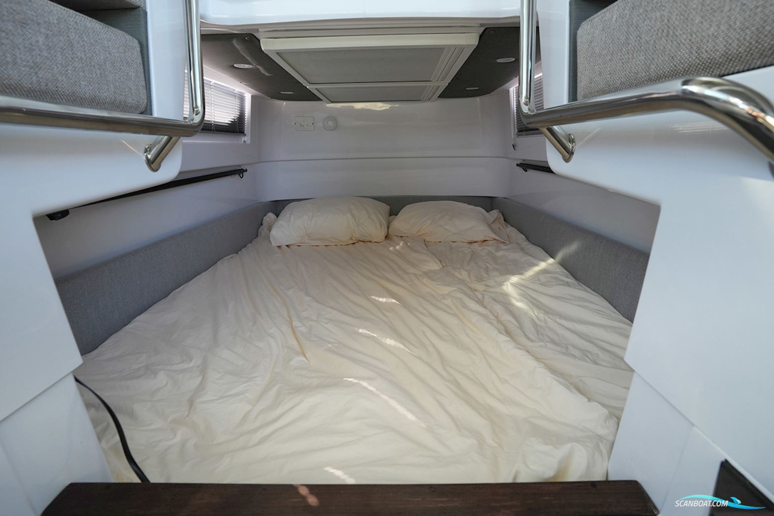 Axopar 37 XC Cross Cabin Mediterrana Edition