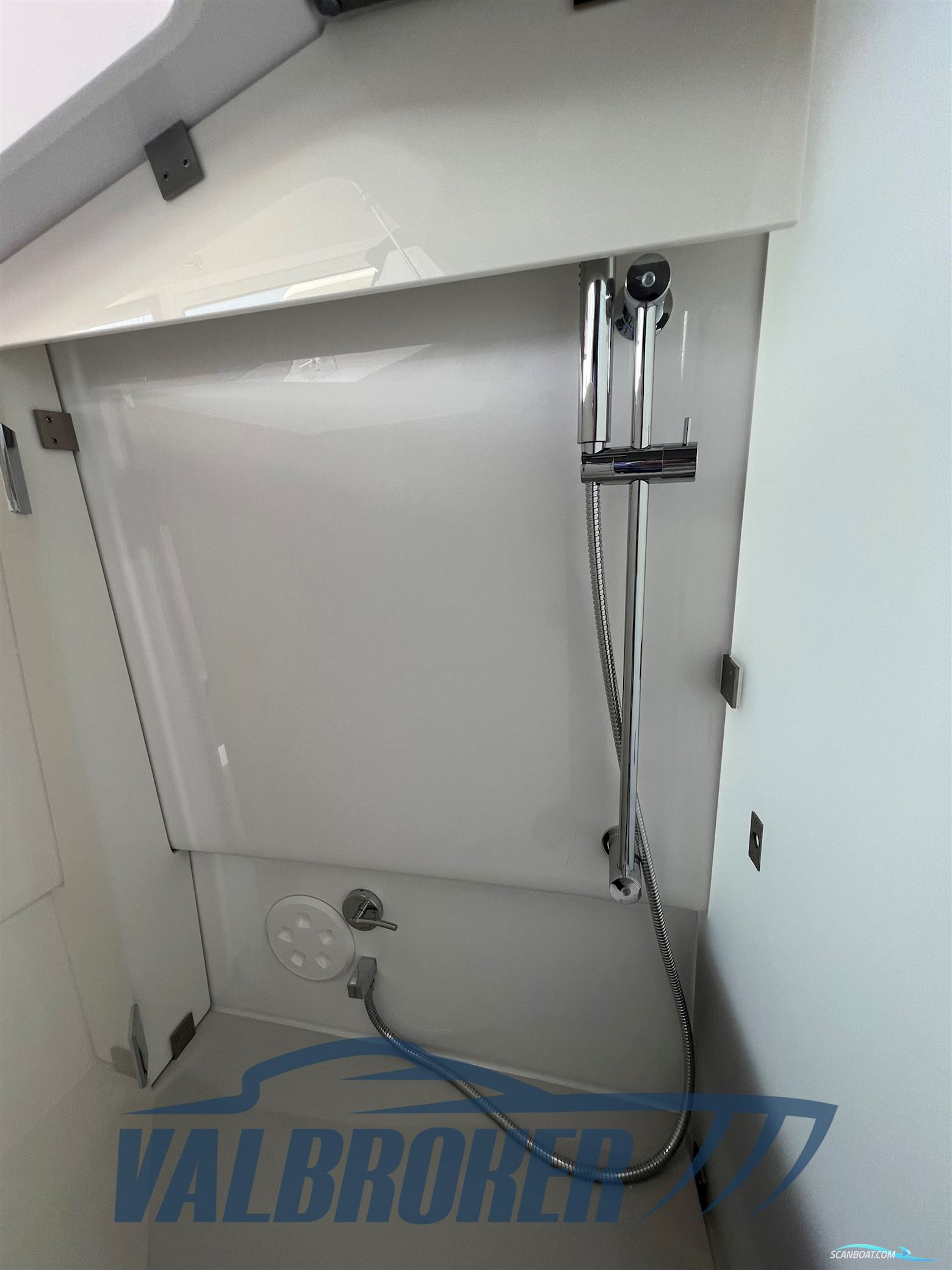 AXOPAR 37 XC Cross Cabin