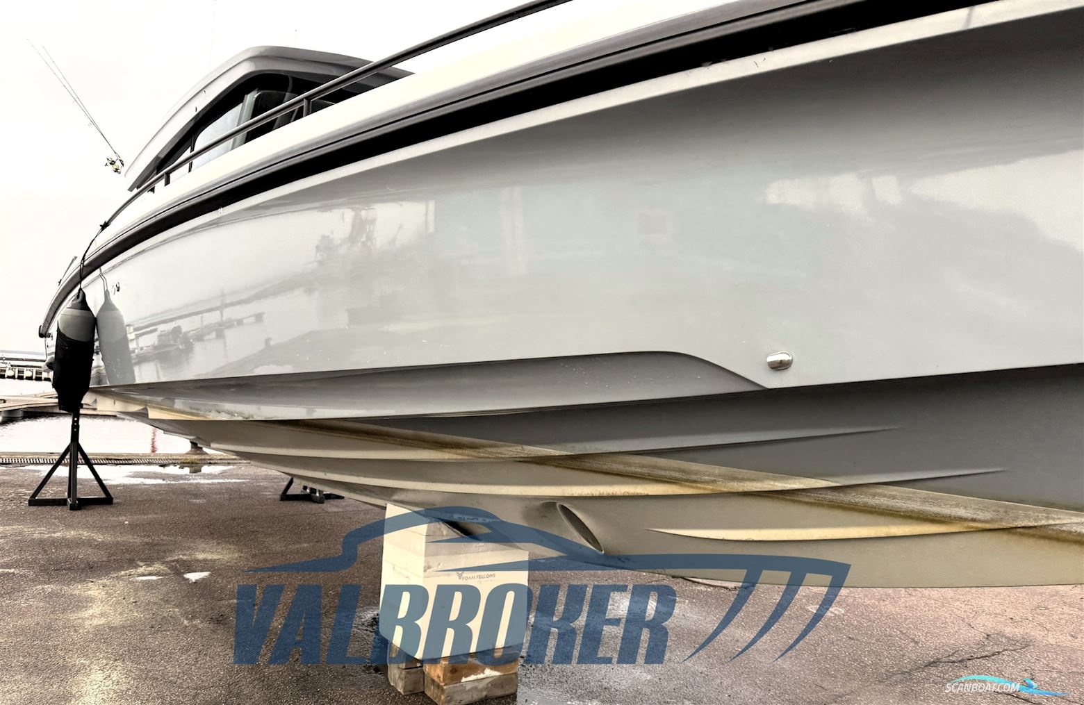 AXOPAR 37 XC Cross Cabin