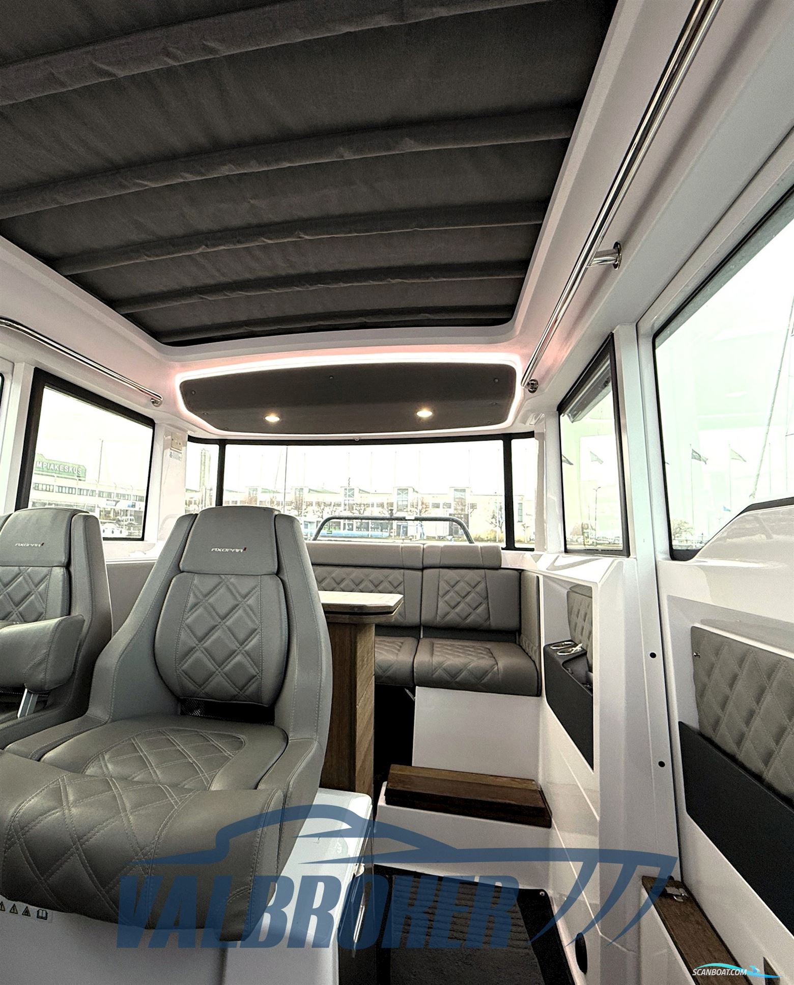 AXOPAR 37 XC Cross Cabin