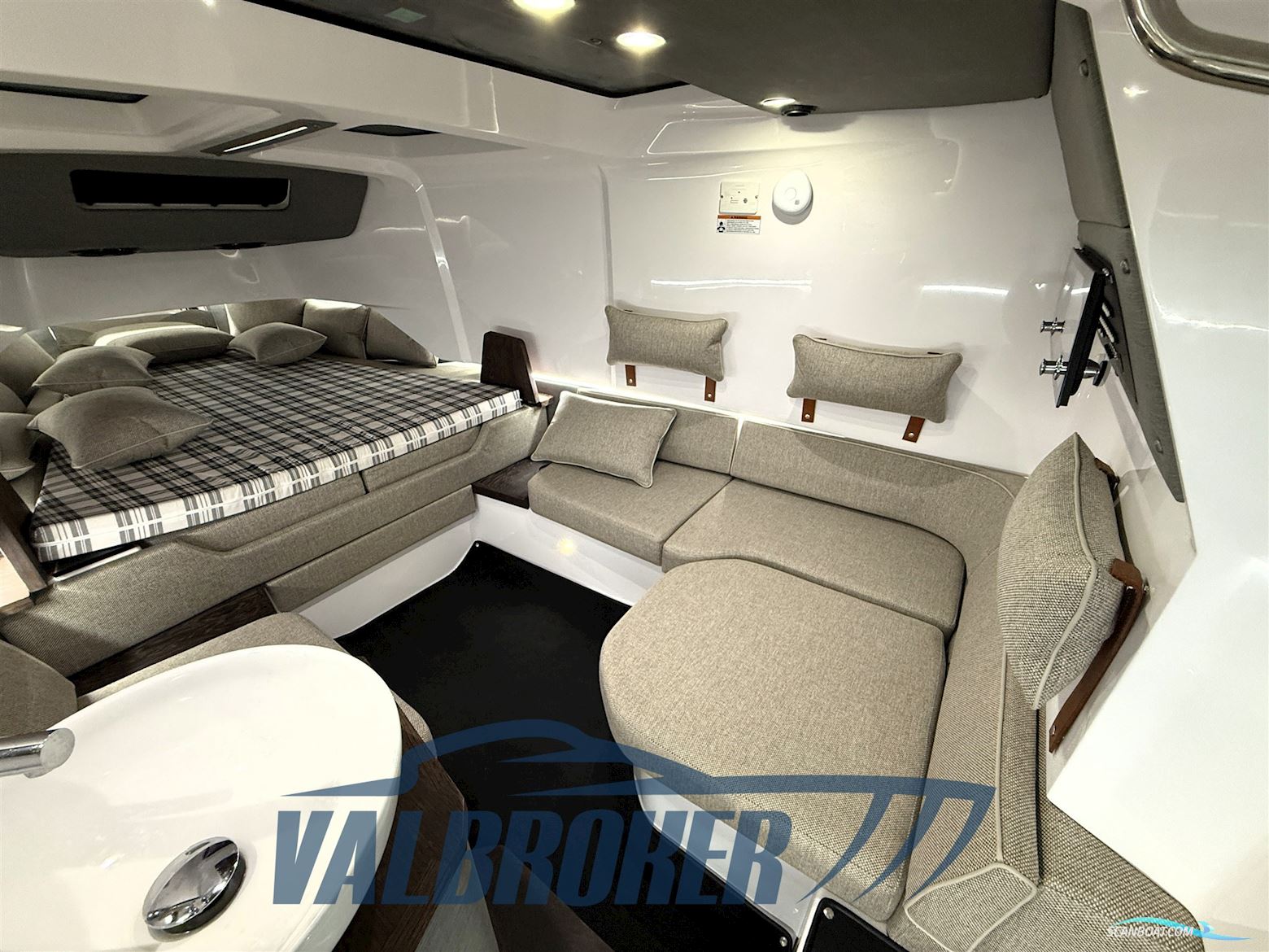 Axopar 37 XC Cross Cabin