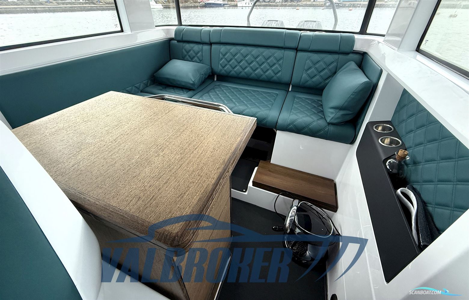 Axopar 37 XC Cross Cabin