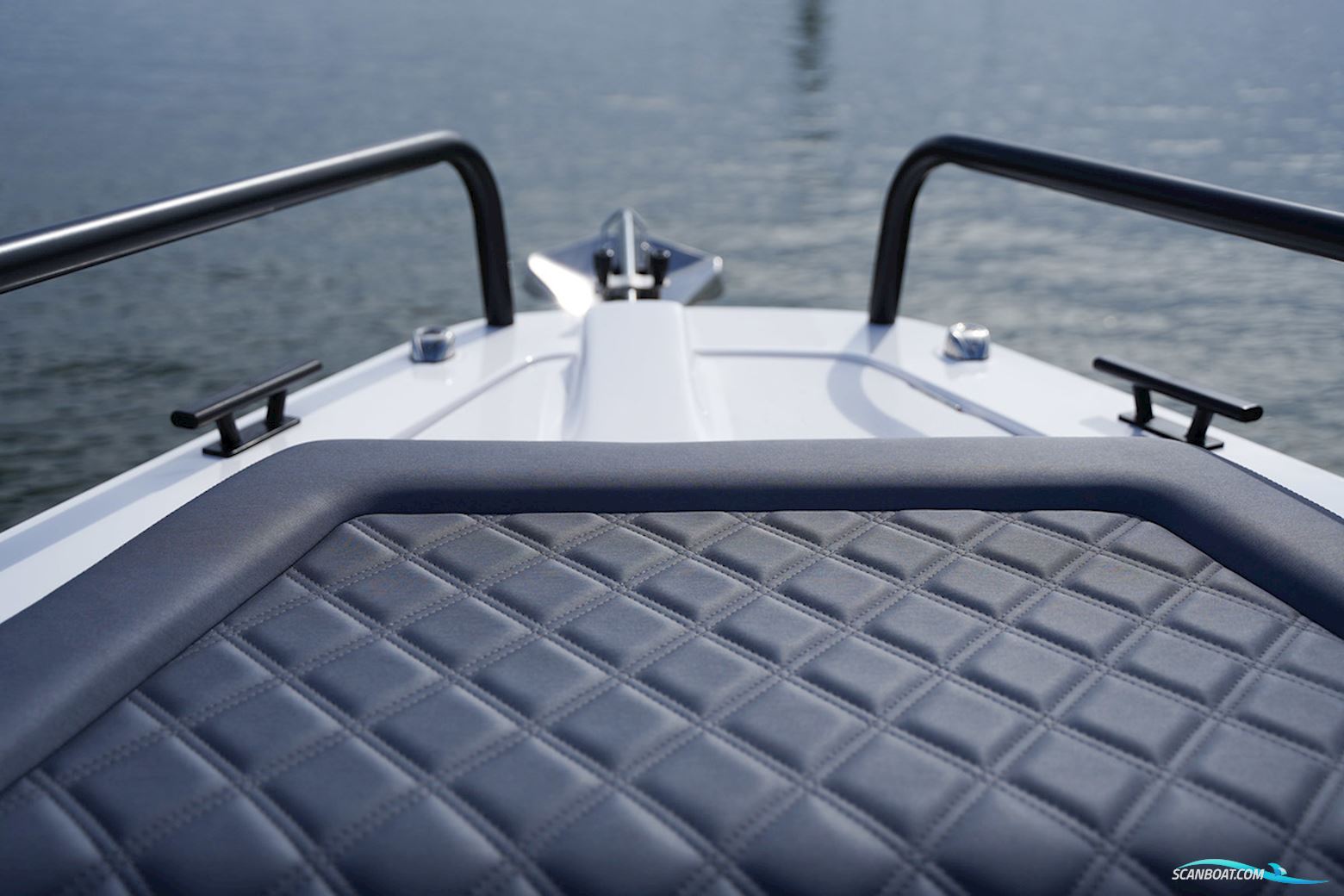 Axopar 37 XC Cross Cabin