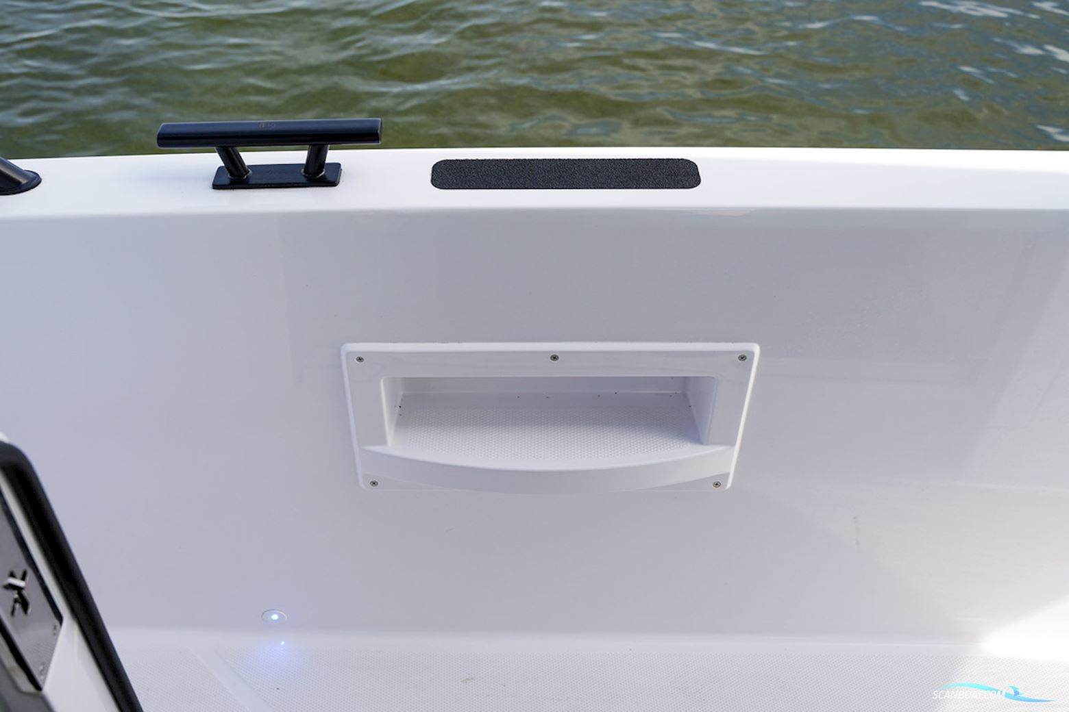 Axopar 37 XC Cross Cabin