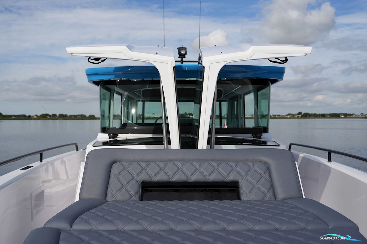 Axopar 37 XC Cross Cabin