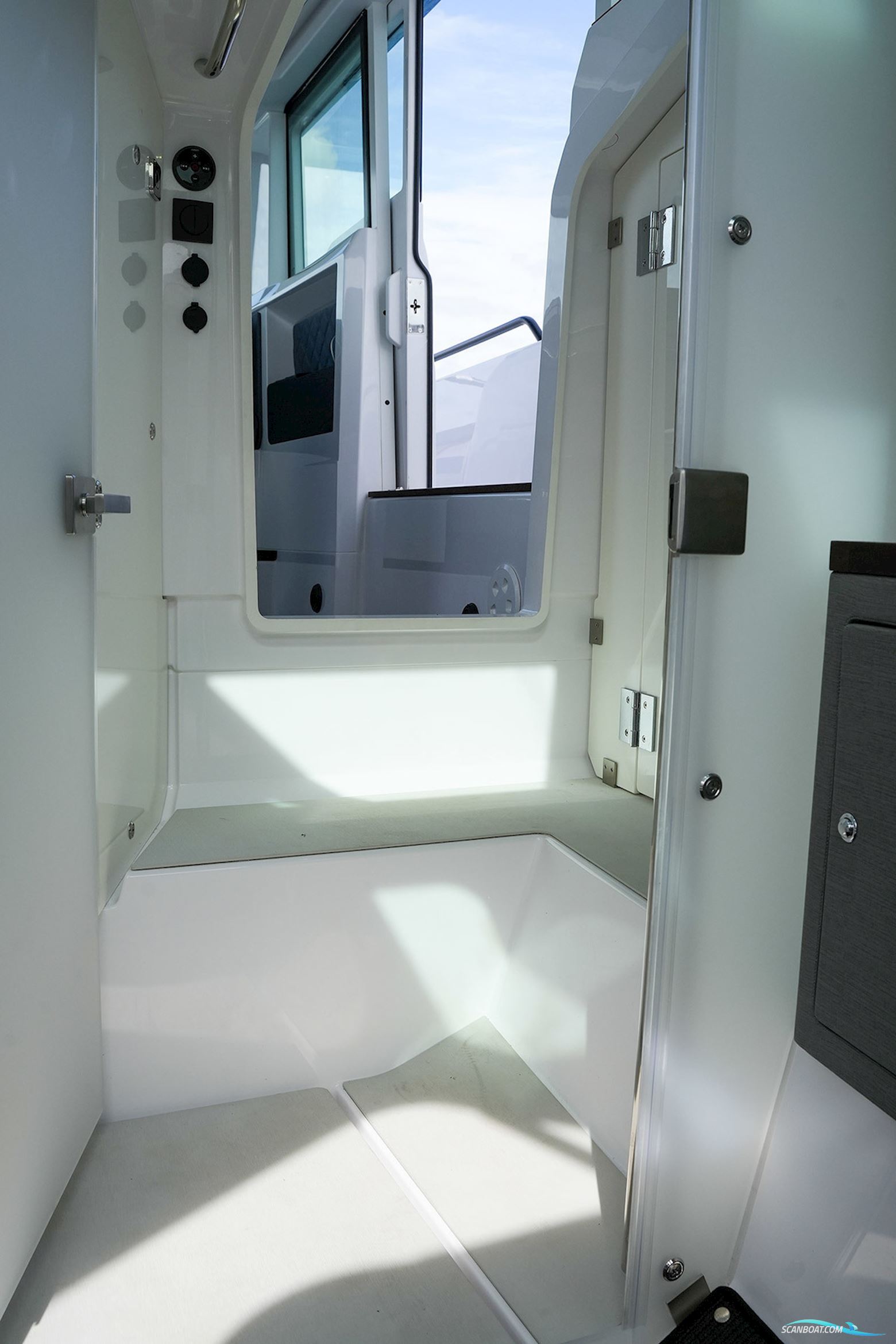 Axopar 37 XC Cross Cabin