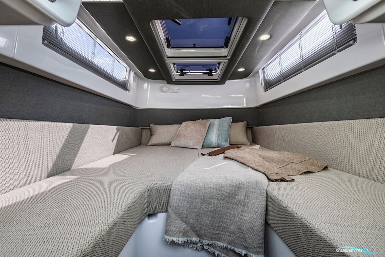 Axopar 37 XC Cross Cabin