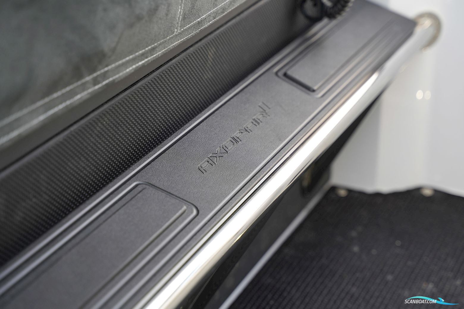 Axopar 37 XC Cross Cabin