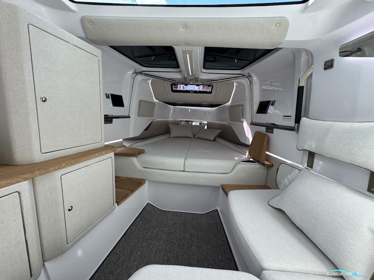 Axopar 37 XC Cross Cabin