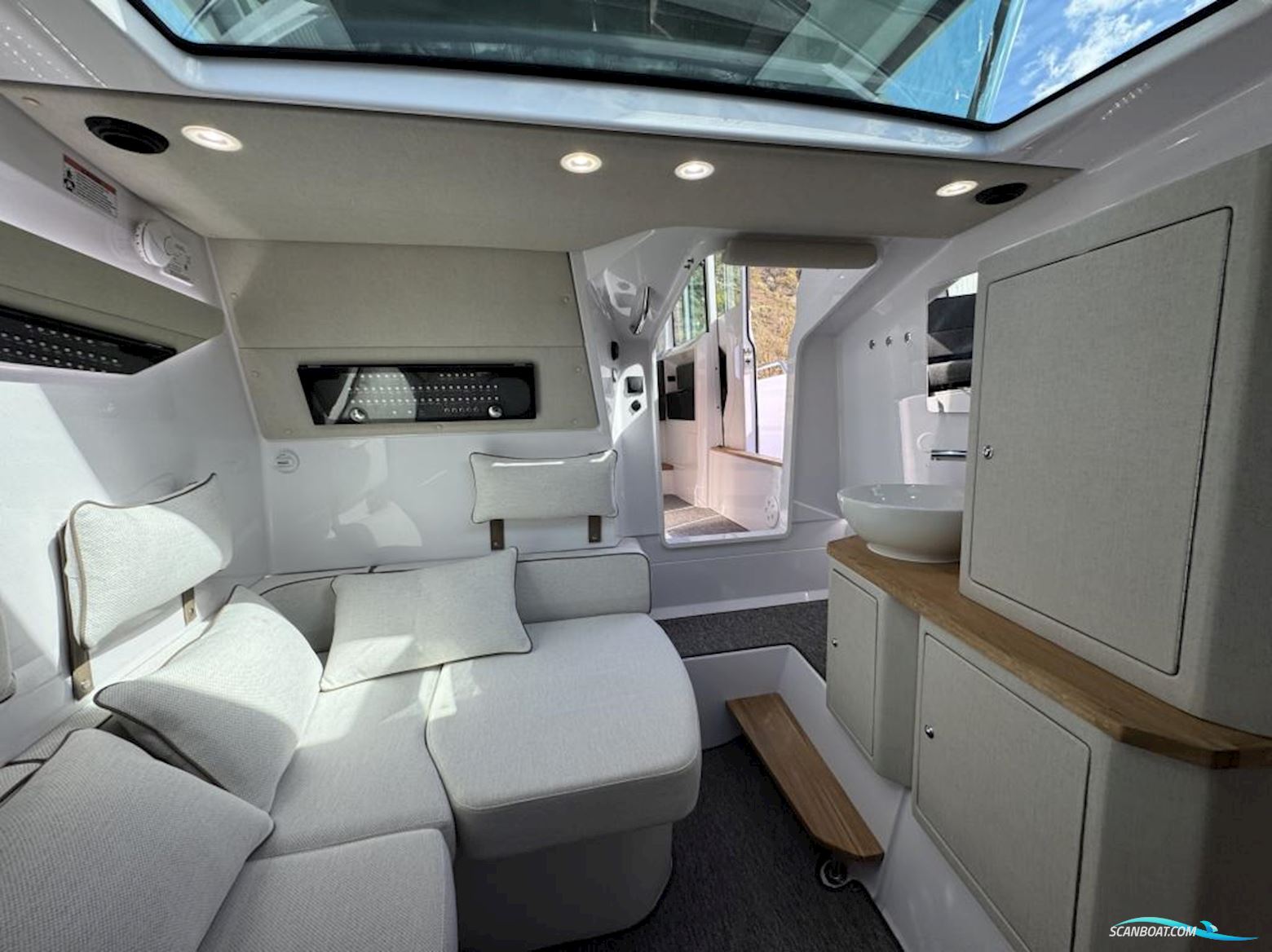 Axopar 37 XC Cross Cabin