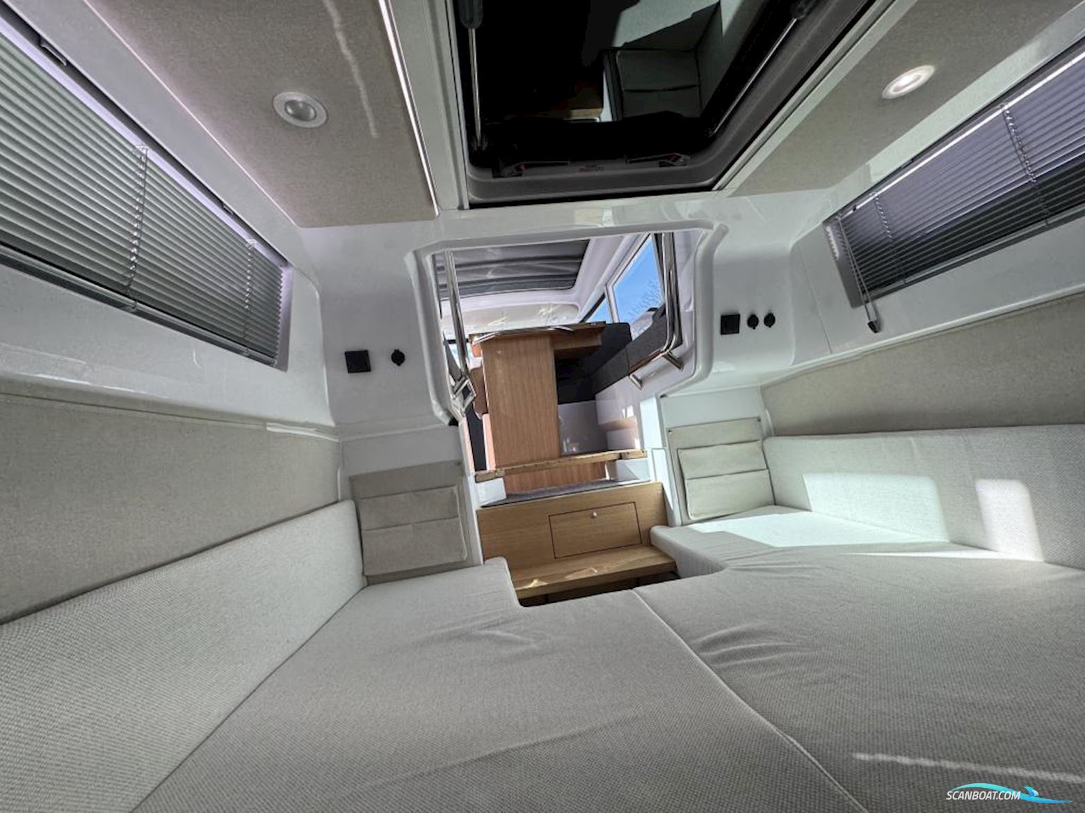 Axopar 37 XC Cross Cabin