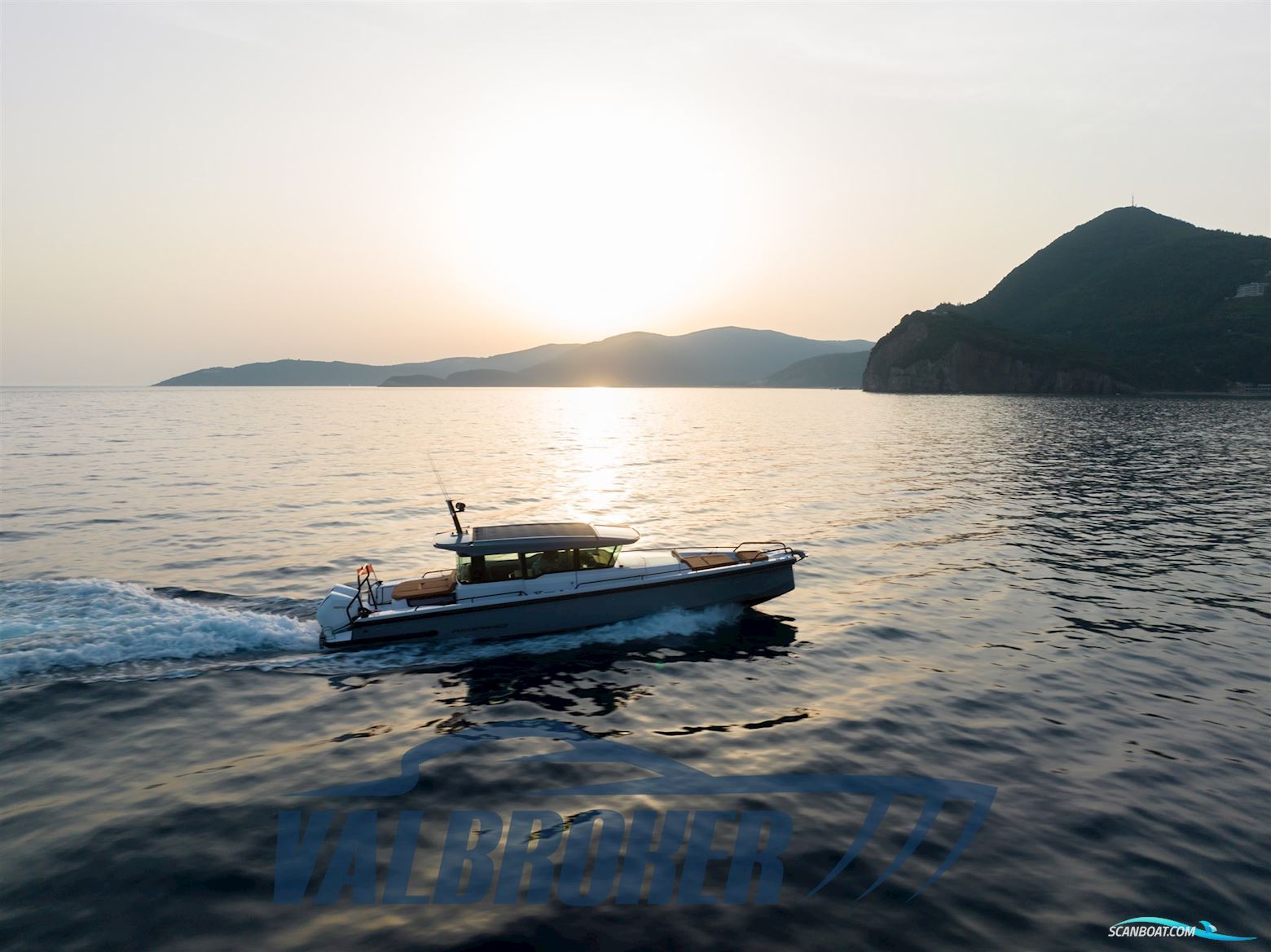 Axopar 37 XC Cross Cabin