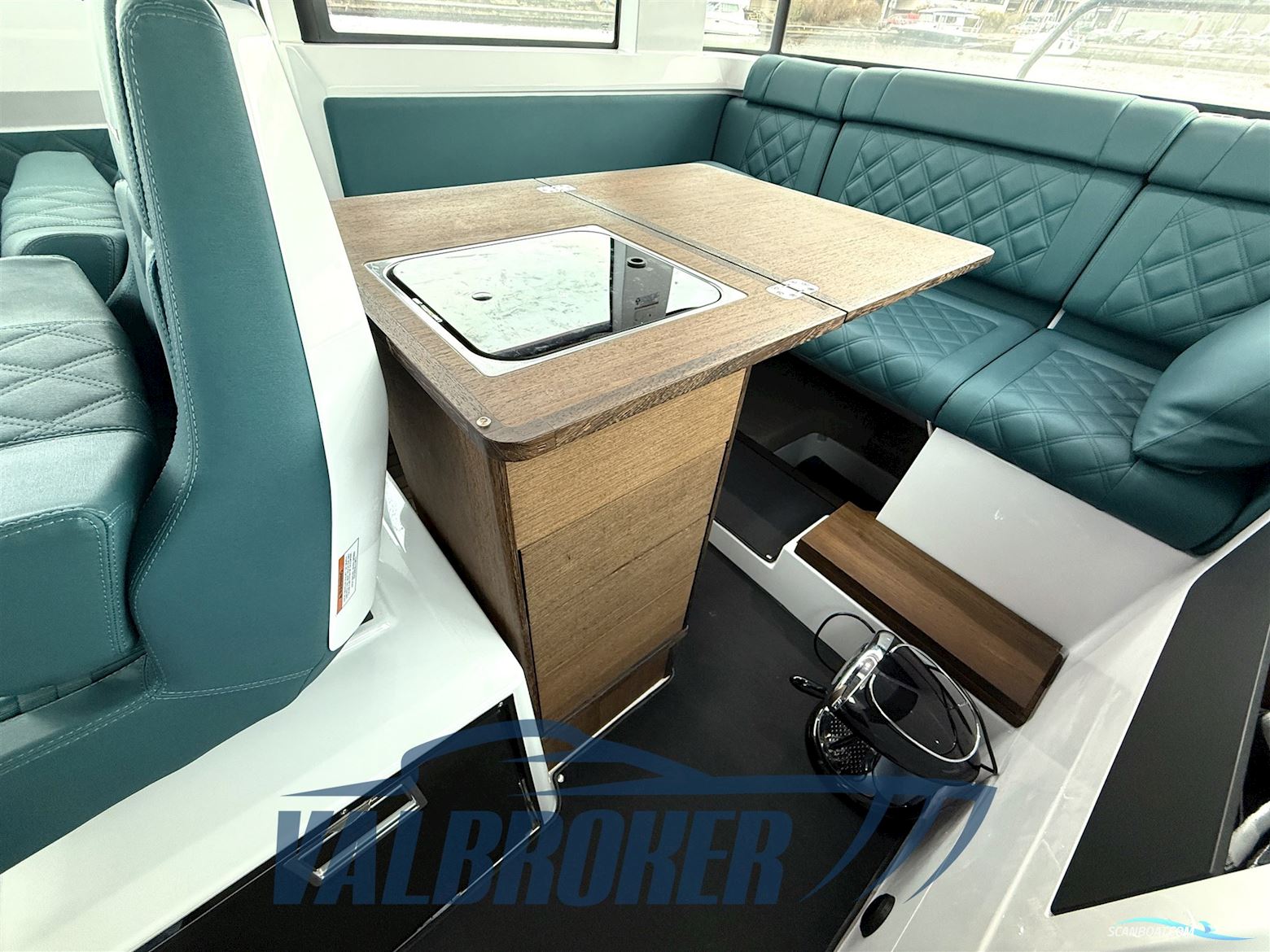 Axopar 37 XC Cross Cabin