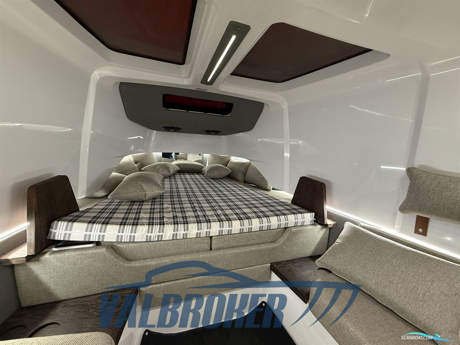Axopar 37 XC Cross Cabin