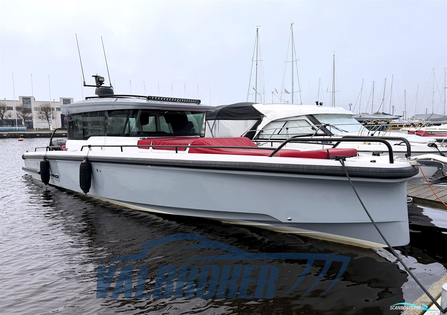 Axopar 37 XC Cross Cabin