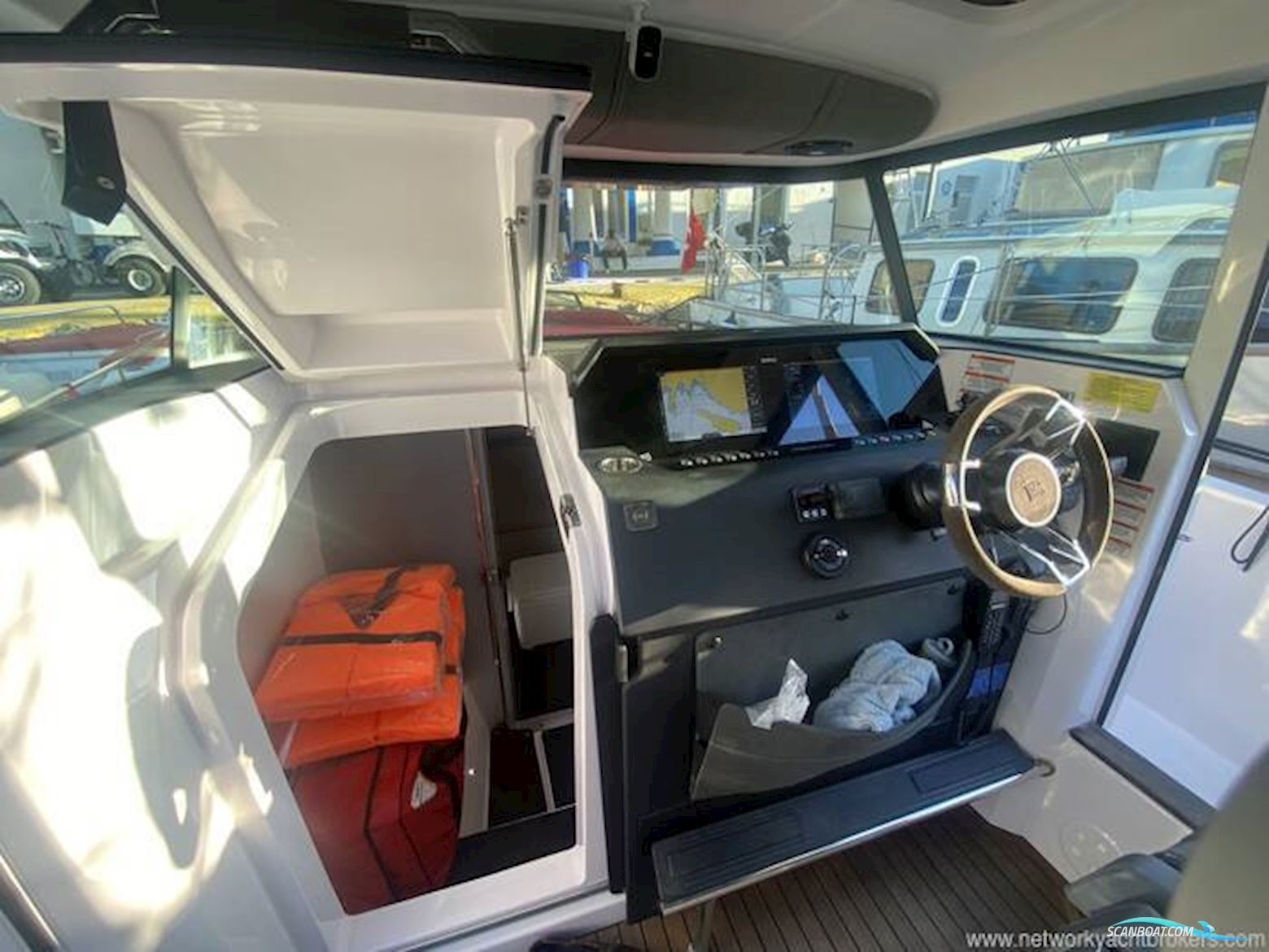 Axopar 37 XC Cross Cabin