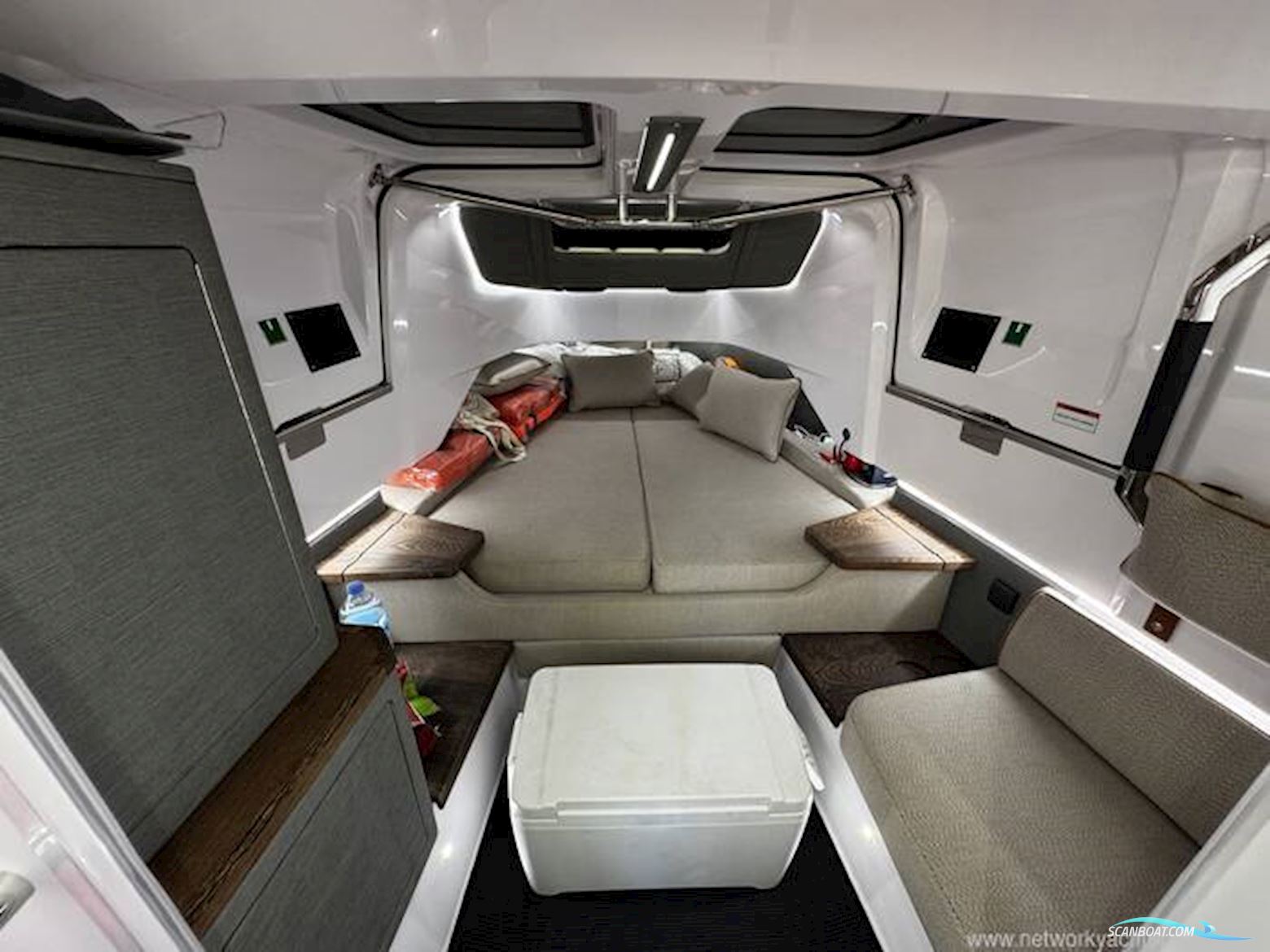 Axopar 37 XC Cross Cabin