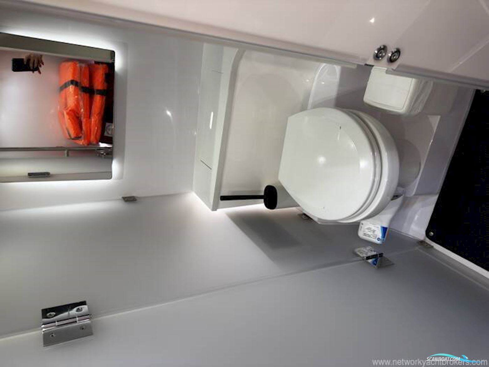 Axopar 37 XC Cross Cabin