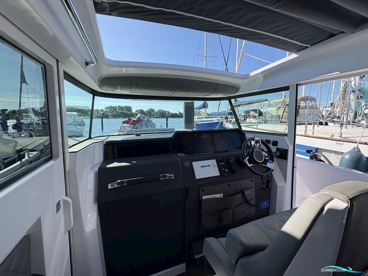 Axopar 37 XC Cross Cabin
